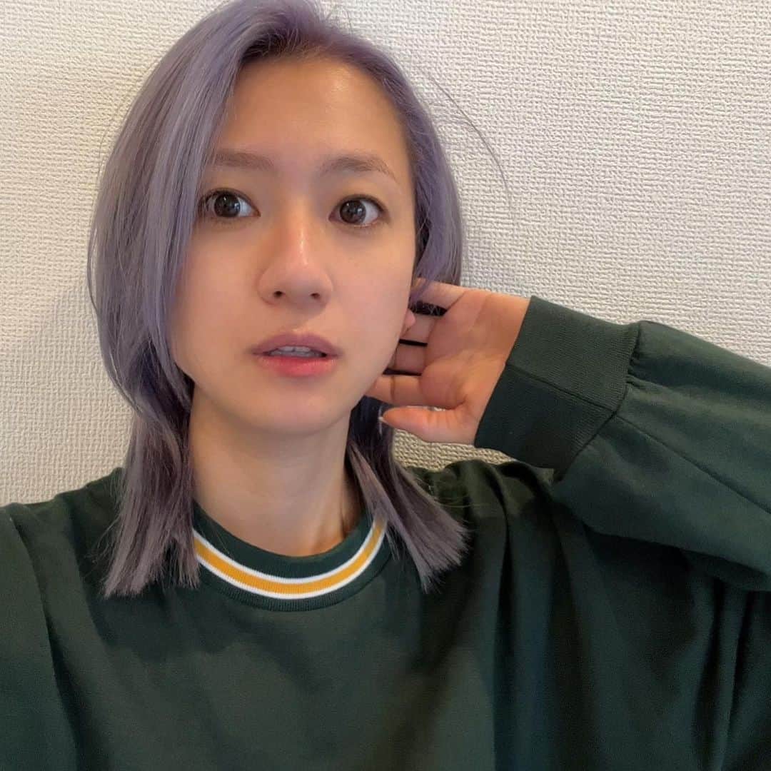 のインスタグラム：「無事にベルリンに戻りました✌️🇩🇪🇩🇪  弾丸の東京でしたが、 久しぶりにヘアカラーできたので記念に。すっぴんからのメイク👩‍🦳ふっふっふ。  山田さん、いつもありがとうございます！ @yamada_nobuo   #tokio#tokyo#haircolor#highbleach#ヘアカットも久しぶり#ヘアカラーも久しぶり#うきうきでした#今はシルバーになってます」