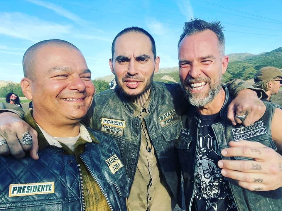 JR・ボーンさんのインスタグラム写真 - (JR・ボーンInstagram)「#bts look at how @lbmannymontana and @hectorverdugo213 and I got through this scene.   #thebest」9月27日 7時27分 - jrbourne1111