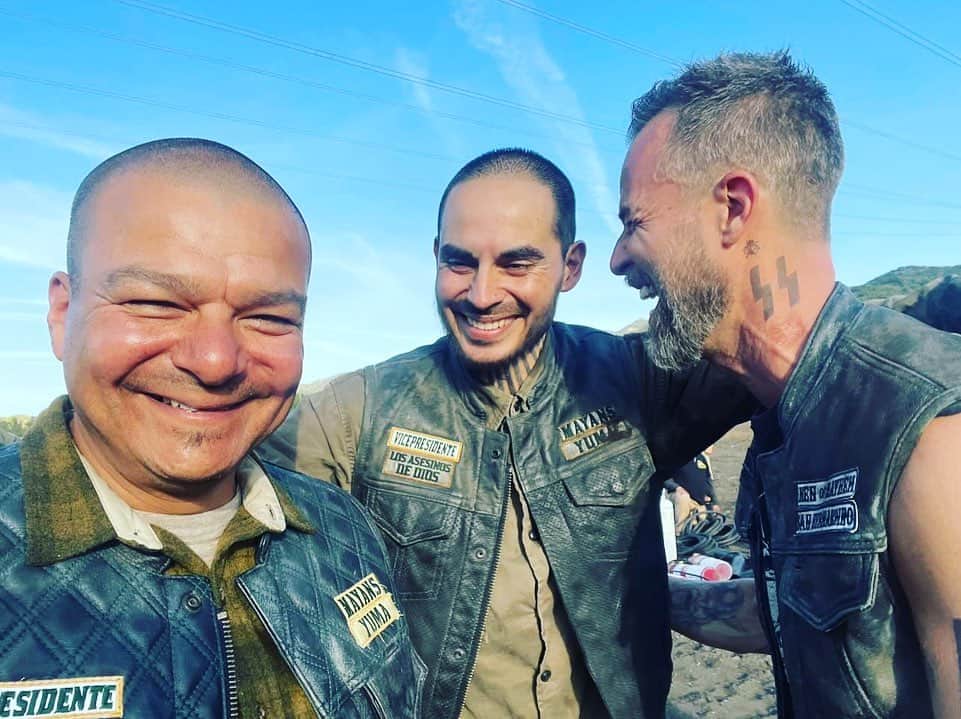 JR・ボーンさんのインスタグラム写真 - (JR・ボーンInstagram)「#bts look at how @lbmannymontana and @hectorverdugo213 and I got through this scene.   #thebest」9月27日 7時27分 - jrbourne1111