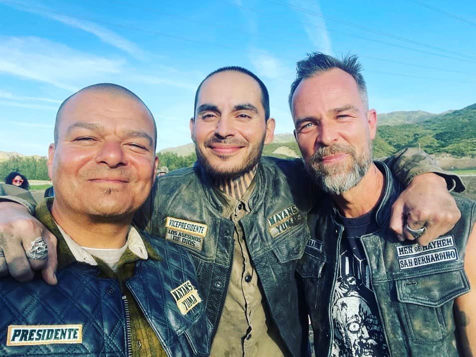 JR・ボーンさんのインスタグラム写真 - (JR・ボーンInstagram)「#bts look at how @lbmannymontana and @hectorverdugo213 and I got through this scene.   #thebest」9月27日 7時27分 - jrbourne1111