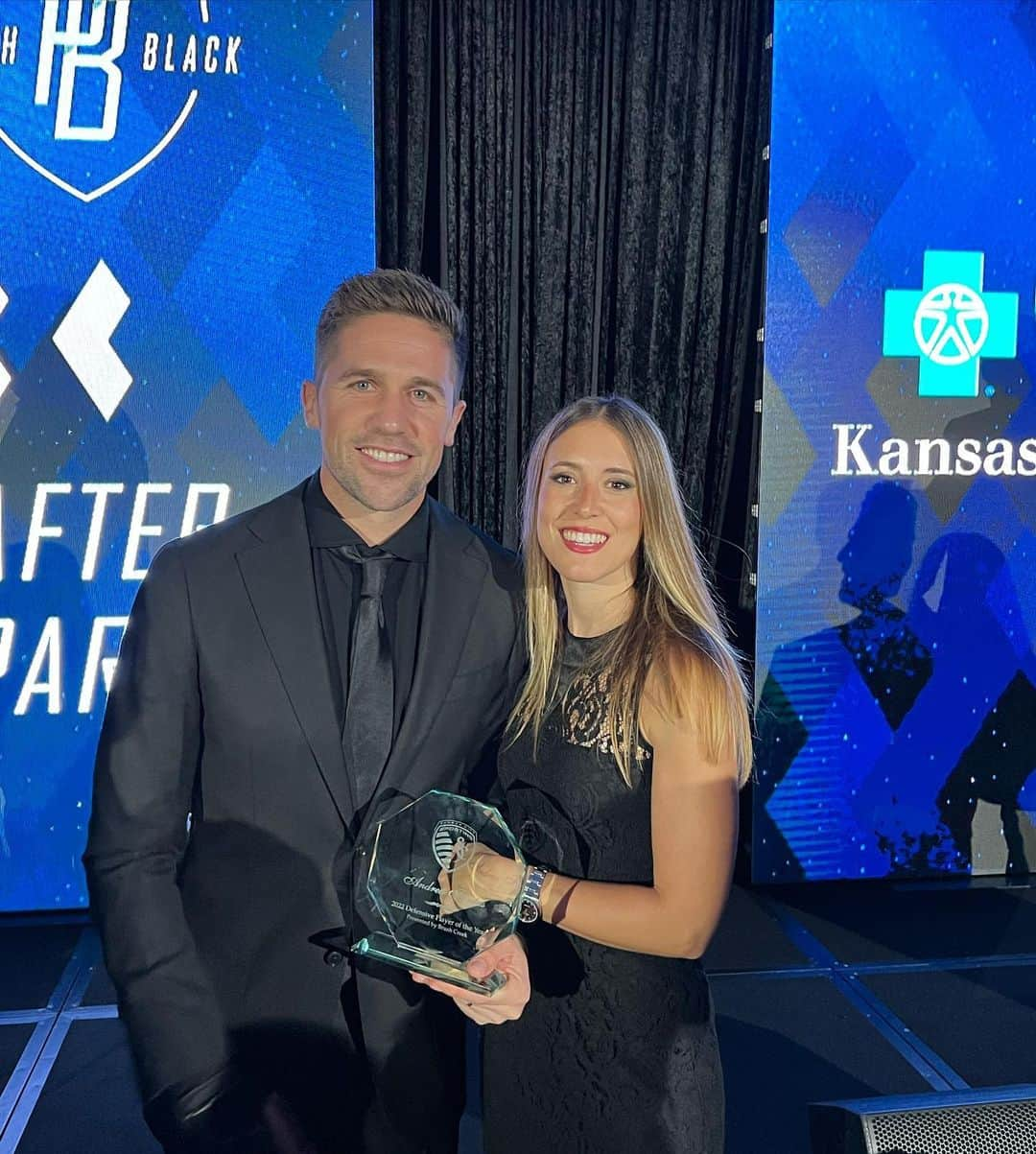 アンドレウ・フォンタスさんのインスタグラム写真 - (アンドレウ・フォンタスInstagram)「@sportingkc Defensive player of the year. Proud and honored to win this award two years in a row! Thank you so much to everyone who supported and voted for me, specially after this difficult season. It really means a lot to me!💙」9月27日 8時21分 - afontas3