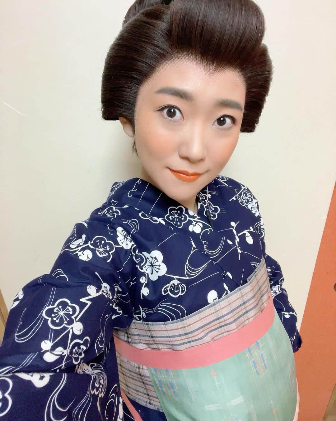 森山愛子のインスタグラム：「うまく眉毛が描けますように。  #明治座 #お芝居 #妊婦役 #着物 #kimono  #森山愛子 #ひとり風の盆」