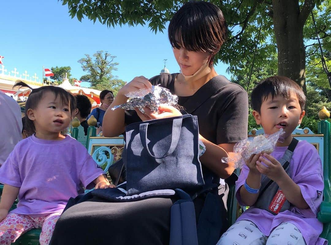 高山真実のインスタグラム：「子連れディズニーはお弁当持参に限ります😁🍙  お腹すいたらすぐ食べられるし 全ての食事がジャンク系だと気になるので(私が🫢)  子供も4歳2歳で それぞれお気に入りが出来て楽しんでくれる様になったから  より子連れディズニーが楽しいです👍👍👍  ※2歳娘のイヤイヤ反抗にはかなりダメージを受けましたが☠️ それも思い出❗️❗️❗️❗️❗️  #子連れディズニー #ディズニーランド #TDR #tokyodisneyland」