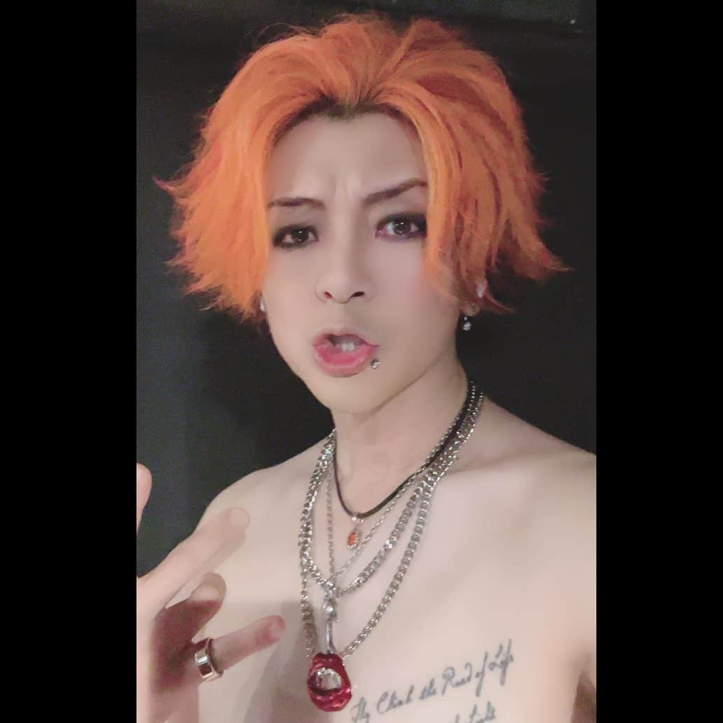 のインスタグラム：「『The Soap Girls』💃💃🍊 ⁡ ツアー２日目 新宿MARZ終わ‼️💪💪 ⁡ 下品にカッケ〜プレイ “ゲヒッけ〜” を心がけて荒ぶっております😆👍 ⁡ あ、写真は小綺麗にキメておりますw ⁡ 来てくれたみんなありがとう‼️ ⁡ 次は京都╭( ･ㅂ･)و ⁡ 皆んなマジぜひ‼️ ⁡ ⁡ 【スケジュール】 2022.9.25(日) 東京 WOMB 2022.9.26(月) 東京 新宿MARZ　　　　　　 2022.9.28(水) 京都 磔磔 2022.9.29(木) 京都 磔磔　　　　　　　　 2022.9.30(金) 東京 WOMB　　　　　　　　 2022.10.1(土) 東京 下北沢251 2022.10.2(日) 東京 WOMB　　　　　　　　 2022.10.3(月) 東京 新宿MARZ　　　　　　 2022.10.4(火) 東京 新宿MARZ　　　　　　 2022.10.5(水) 東京 新宿MARZ　　　　　　 2022.10.6(木) 東京 下北沢シャングリラ　 ⁡ ⁡ #thesoapgirls #ソープガールズ #ミリーとミー ⁡ ⁡ ⁡」