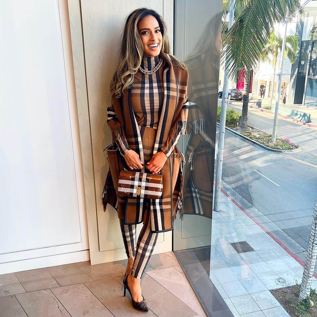 Sarah Mundoのインスタグラム：「Burberry kinda day  #burberry #fashionweek」