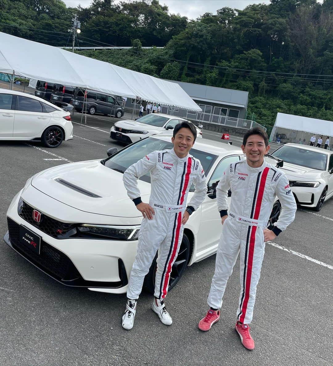 武藤英紀のインスタグラム：「昨日は伊沢選手と鈴鹿サーキットにてCivic TypeRのメディアさん向け試乗会でした。普段辛口？毒舌？のジャーナリストの方々からも高い評価を得ていました！先代モデルと比較すると全域で性能が向上しています。ストレートで煽られ、コーナーではベタ付け、ブレーキでは並ばれて、、どこも引き離せません。。。涙もんです。  #civictyper  #honda」