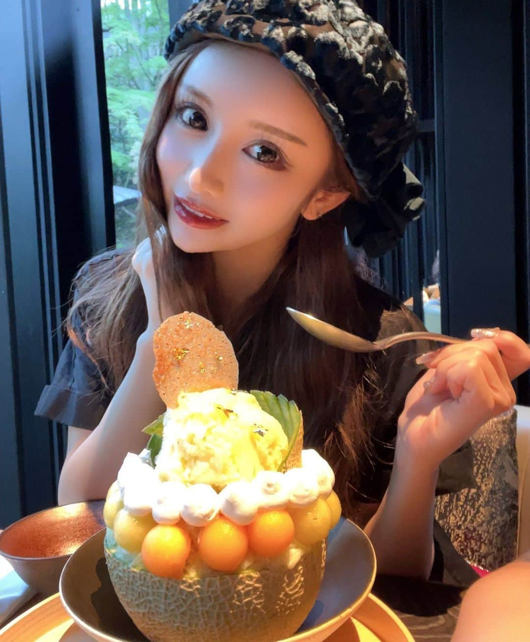 えれちゃんさんのインスタグラム写真 - (えれちゃんInstagram)「かき氷おいしかったな〜🍈  さむいから毛布かぶって食べたよ秋だね  #名古屋キャバクラ#キャバクラ#名古屋#錦#錦3#グランクリュ#北新地#六本木 #キャバ嬢 #名古屋観光 #名古屋旅行 #名古屋キャバ嬢 #アートメイク #ハイフ#ホワイトニング#撮影#名古屋出張#ヘアセット#ダイエット #キャバ嬢ドレス  #葉月えれな  #ヘアメ #水素トリートメント  #アフターヌーンティー名古屋 #名古屋カフェ#グレーカラコン #メロンのかき氷 #ヌン活 #ca4la #秋服」9月27日 11時25分 - erena_hazuki