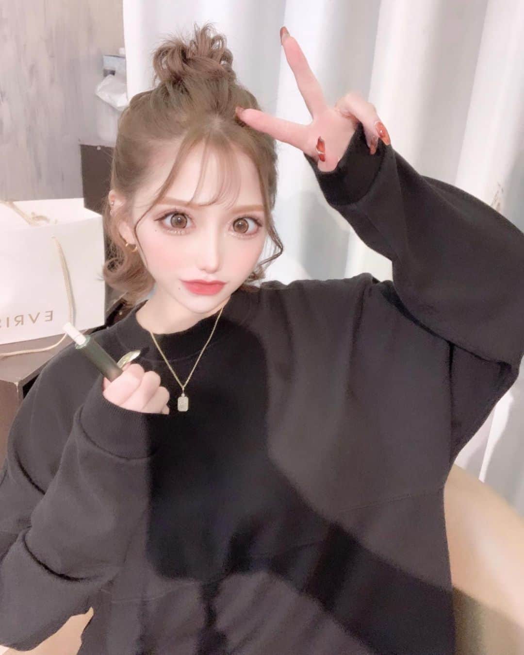 こはまるのインスタグラム：「ひまなら俺らと飛んでくれ💚  🐣❤️🐣  #歌舞伎町#キャバクラ#キャバ嬢#ホスト#bar#シーシャ#tattoo#刺青#アニメ#アニメ好きな人と繋がりたい#オタ活#大阪#ミナミ#福岡#飲酒タグラム#中本#水色#ケツスタグラム#時差スタグラム#水色#激辛#水着#金髪#ショートヘア #followeme#likeforlikes#harrywinston#lousvuitton」