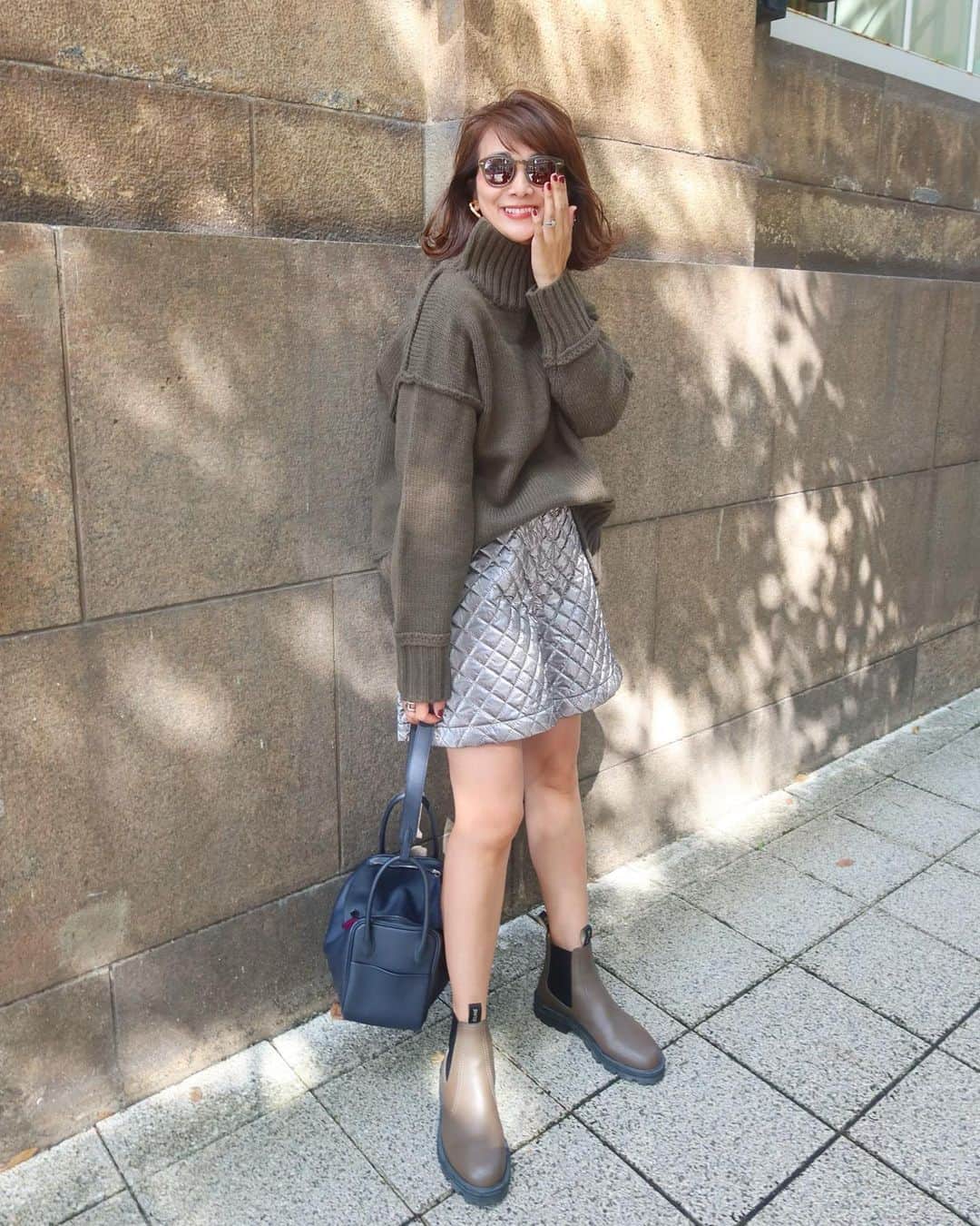 Mai Wakimizuのインスタグラム：「去年大好評だったボリュームニット、個人的にもかなり使えたのでカラバリを変えて今年も作りました＼(^o^)／このkhakiが茶系に近い色で合わせやすい！サングラスとブーツもkhakiで♡ ショーパンは去年のメタリックキルトスカートと同じ生地で、カラー展開もsilverとblackで同じです♡程よいこのボリューム感がタイツや厚手のコートを着ても負けじと存在感を魅せてくれます！khaki×silverのこの組み合わせ、お洒落にまとまってめちゃくちゃ良い♡ knit&pants:#linkable @linkable_official(今週29日発売予定)」