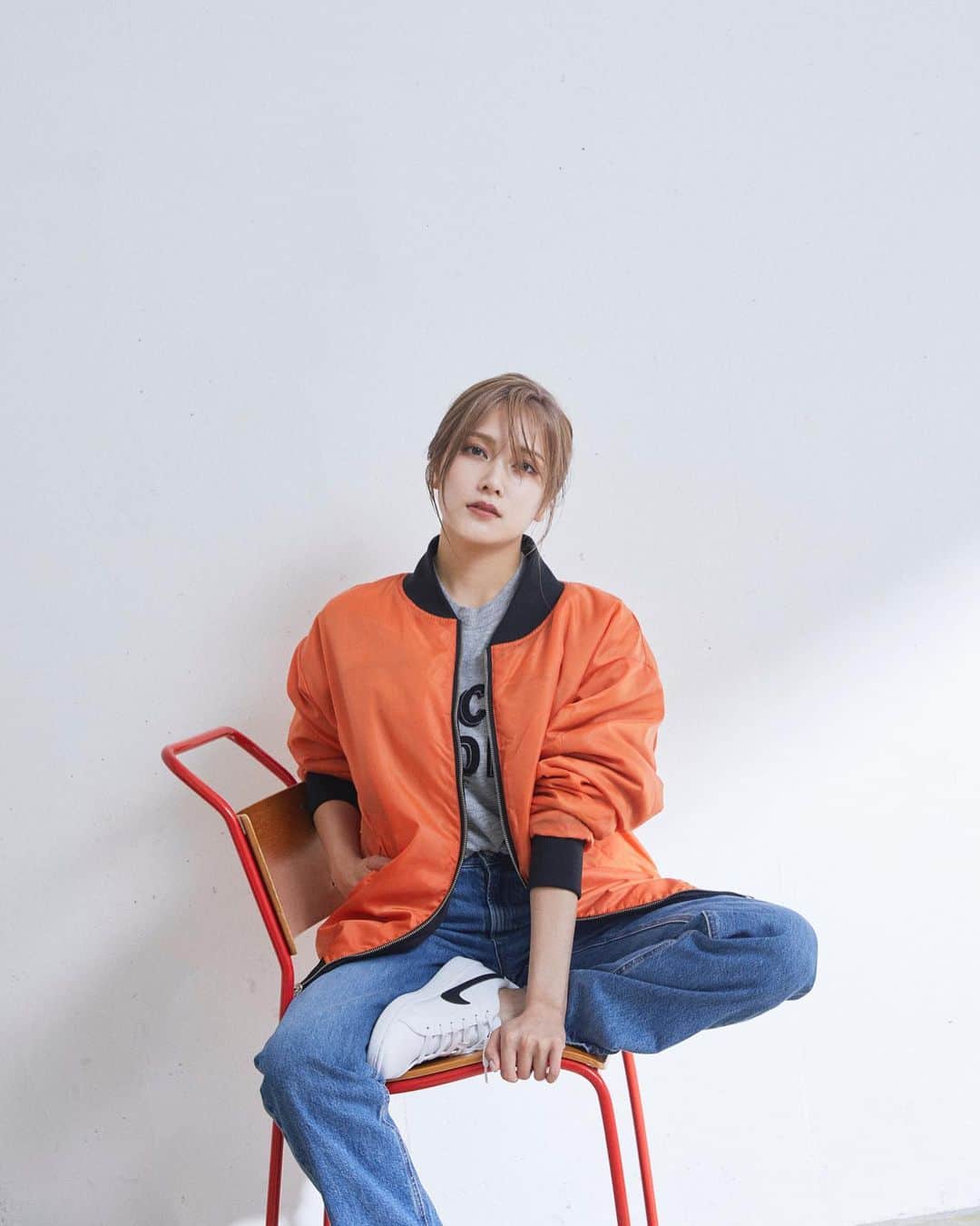 入山杏奈のインスタグラム：「Mythik × 入山杏奈コラボ  MA-1はユニセックスアイテムでリバーシブルでも着られます◎ お気に入りのこだわりポイントは袖のボリューム感！  マーメイドスカートは身体にフィットするデザインですが、写真のようなニットをインしても着られるストレッチ感のある生地になってます☻ サイドベルトがアクセントで可愛い🫧  プロフィールまたはストーリーのリンクからHPをぜひチェックしてください🤸‍♀️♡」