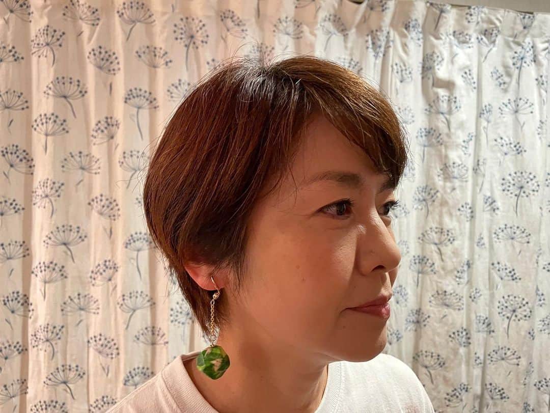 フジテレビアナウンサーのインスタグラム：「西山喜久恵です。 今回は、発泡スチロールとペーパーナプキンでイヤリング✨を作りました。発泡スチロールをカッターでカットする時、意外なくらいサクサクとカット出来気持ち良かったです。 余りがちなペーパーナプキンや発泡スチロールが、おしゃれなイヤリングに仕上がりました🙌  #体感サステナWAVE #楽しくアクションSDGs  #SDGs  #発泡スチロール #ペーパーナプキン #イヤリング」