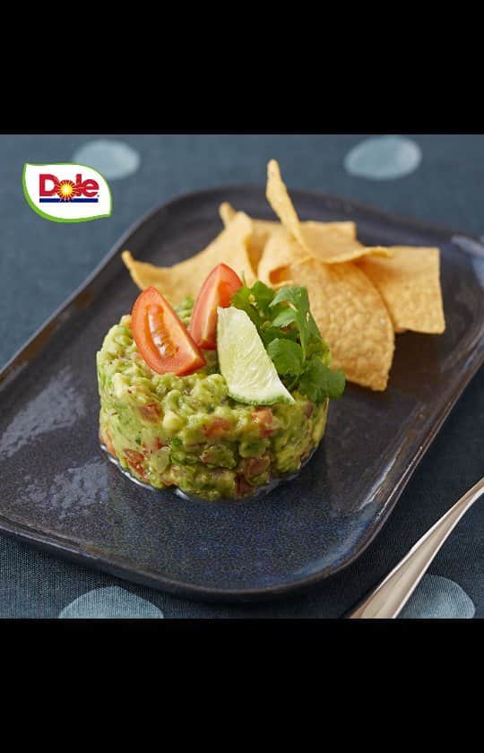 Dole_jp ドール ジャパンのインスタグラム：「今日は #世界観光の日 🌎 アボカドをメインに作られたメキシコ料理「ワカモレ」のレシピをご紹介🥑！ ． ． 本日ご紹介するレシピはこちら！ ▼▼▼ 【ワカモレサラダ】 ． ． ✏材料（2人）分 ． ・アボカド　1個 ・トマト(ミニトマトでも可)　50g ・紫玉ねぎ　25g ・ピーマン　8g ・パクチー　5g ・ライムの絞り汁　小さじ2 ・タバスコ　小さじ1/4 ・おろしにんにく　1g ・塩　小さじ1/4 ・こしょう　適量 ・飾り用ミニトマト　1個 ・飾り用パクチー　適量 ・飾り用ライム　2切れ ・トルティーヤチップス　20g . . ✏作り方 . 1.トマト、玉ねぎ、ピーマン、パクチーはすべてみじん切りにし、ボウルに入れる。ライム汁小さじ1、タバスコ、にんにく、塩、こしょうを入れて混ぜ合わせる。 . . 2.別のボウルに種と皮を除いて適当な大きさに切ったアボカドを入れ、残りのライム汁を加えてフォークなどでつぶす。1を加えてよく混ぜ合わせ、味を見て、塩、こしょうで味を調える。 . . 3.飾り用のミニトマトは4等分にする。 . . 4.皿にセルクルを置いて3をきっちり詰めたらセルクルを外し、飾り用のミニトマト、パクチー、ライムをのせ、トルティーヤチップスを添える。 . . トルティーヤにのせてディップしても、美味しく楽しめます😊✨ . . #ドール #Dole #フルーツ #アボカド #トルティーヤ #ワカモレ #クッキングラム #レシピ #料理 #献立 #家ごはん #デリスタグラマー #インスタフード #料理好きな人と繋がりたい #食スタグラム」