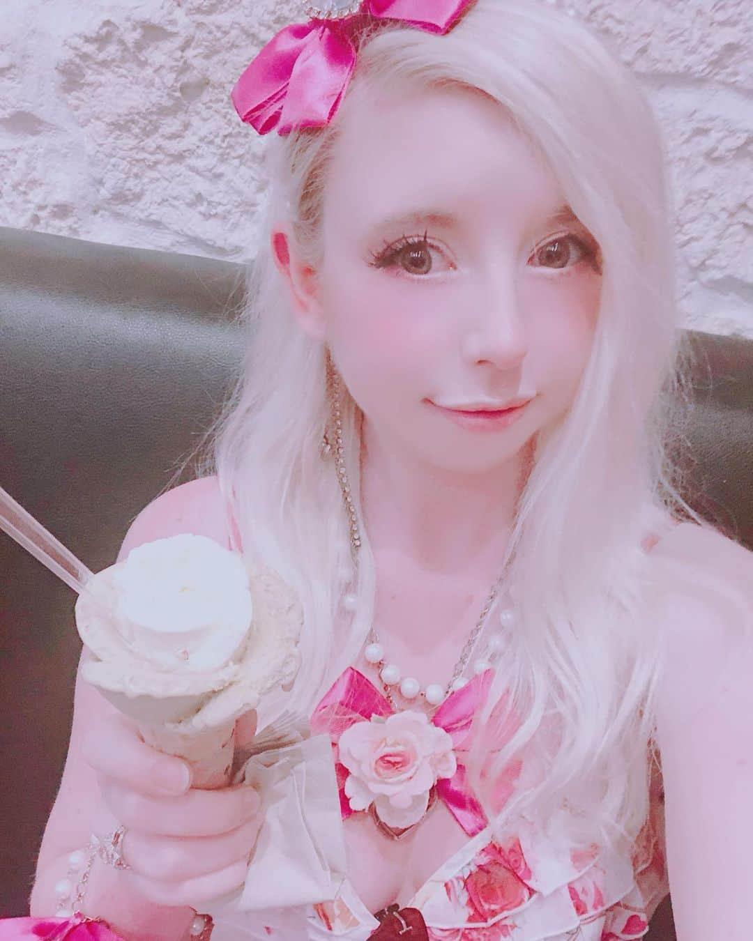 Elizabunnii エリザバニーのインスタグラム：「🍦Rose shape vegan gelato🍦💕  #agejo #agejogyaru #gyaru #gyarufashion #marsjapan #ガーリー #ガーリーコーデ #ギャル #ギャルコーデ」