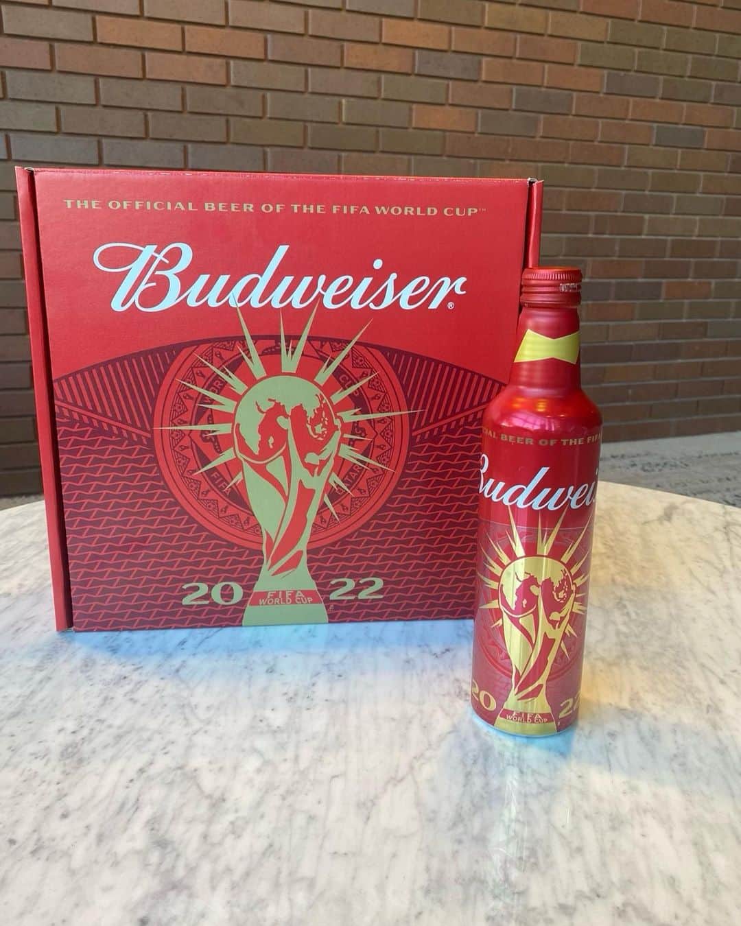 アリッサ・ナアーのインスタグラム：「Let’s goooooooooo…new FIFA World Cup Buds are here!! 👏  Can’t wait to cheer on @USMNT with some cold @BudweiserUSA. Who’s joining me? 🇺🇸🍺」
