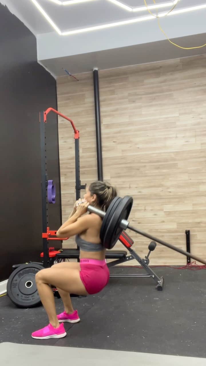 Tianna Gregoryのインスタグラム：「It’s time for a killer leg day, no excuses let’s GO!   3-4 sets of each workout  12-15 reps of each   -Keep your core tight -breathe in and out  -really engage in what muscle you’re targeting  Do Alil stretch after to help with recovery ❤️‍🩹」