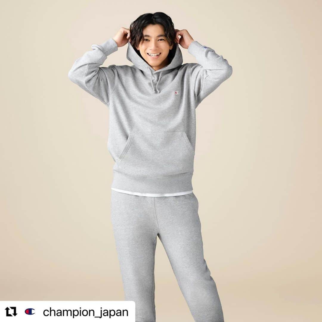 山田裕貴さんのインスタグラム写真 - (山田裕貴Instagram)「👑  #Repost @champion_japan  ・・・ #山田裕貴 さんがブランドキャンペーンアイコン #Champion からBASIC＋のご紹介。  サステイナブルな素材を使用したスウェットシャツは、乾きやすくて型崩れがしにくい。  そして何より着心地が◎   同素材のスウェットパンツとのセットアップで、気持ちいいリラックスコーデを楽しもう！  #気持ちいいと夢中になれる #BeYouOwnChampion #ルールは自分の中に #ChampionJP  #Champion  #BYOC」9月12日 21時40分 - 00_yuki_y