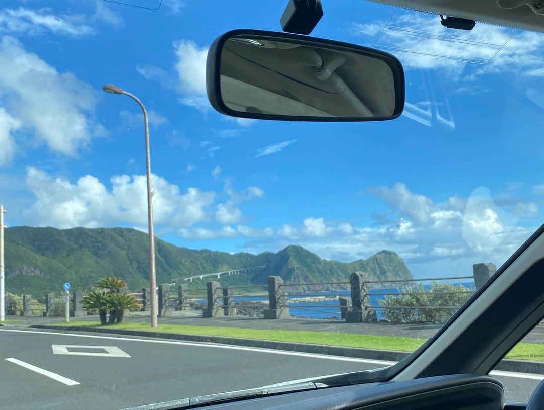 奥家沙枝子さんのインスタグラム写真 - (奥家沙枝子Instagram)「まだまだ夏が続く八丈島🌴 東京から280km離れたひょうたん型のその島は、地球のエネルギーを感じるワイルドな場所でした🌊🌋  風が強すぎたり、波が高すぎたり、山に雨が降ったりしてやりたいことリスト全てにチェックは入らなかったけど、また来てねってことだよね🌺  たくさんの爆笑と、心地よい疲労感に包まれた八丈島の旅。撮りまくった写真を見返すだけで幸せ😌♥️  実はこの島、両親が出会った場所🤭彼らがここで出会わなければ、わたしは今存在すらしていなかった。選択と偶然の連続で人生は続いていくことを実感した短い週末の旅でした✈︎  #夏 #八丈島 #週末 #旅行 #旅 #絶景 #海 #japan #tokyo #island #islandlife #summer #chill #swim #tan #sun #bluesky #holiday #ocean #vacay #vacation #trip #travel #memory #drive」9月12日 21時42分 - saekookuya