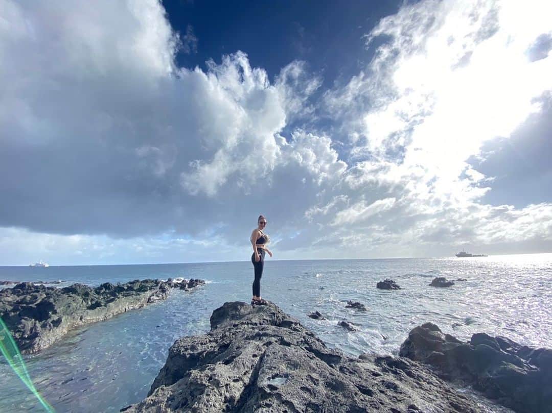 奥家沙枝子のインスタグラム：「まだまだ夏が続く八丈島🌴 東京から280km離れたひょうたん型のその島は、地球のエネルギーを感じるワイルドな場所でした🌊🌋  風が強すぎたり、波が高すぎたり、山に雨が降ったりしてやりたいことリスト全てにチェックは入らなかったけど、また来てねってことだよね🌺  たくさんの爆笑と、心地よい疲労感に包まれた八丈島の旅。撮りまくった写真を見返すだけで幸せ😌♥️  実はこの島、両親が出会った場所🤭彼らがここで出会わなければ、わたしは今存在すらしていなかった。選択と偶然の連続で人生は続いていくことを実感した短い週末の旅でした✈︎  #夏 #八丈島 #週末 #旅行 #旅 #絶景 #海 #japan #tokyo #island #islandlife #summer #chill #swim #tan #sun #bluesky #holiday #ocean #vacay #vacation #trip #travel #memory #drive」