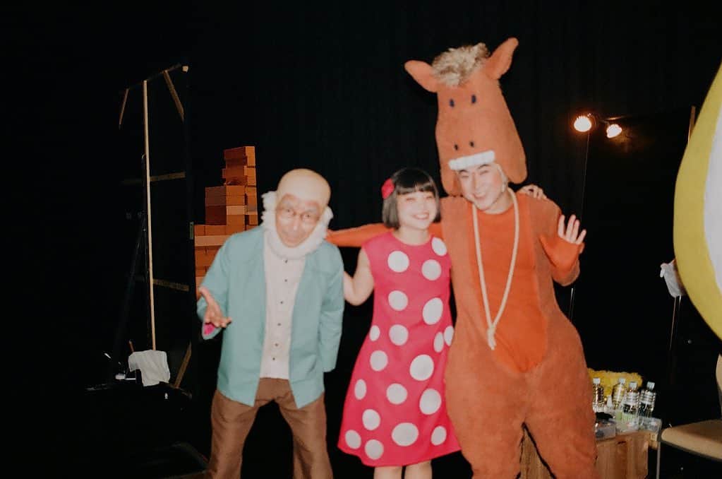 岸井ゆきののインスタグラム：「舞台『気づかいルーシー』最後の公演がおわりました！ 観てくださった方、ありがとうございま、した！！ ルーシー、ルーシー、ルーシー！最後までなみだを堪えてくれてありがとう！ ルーシーはつよい。えらい。かっこいい！ わたしは、失われた東京公演の日々、ほんとうにつらかったよ！！ 稽古初日から何度も『絶対幕を開けようね！』って、笑顔で交わした言葉、心から信じてたその言葉がエネルギーをすっかり失った瞬間、まっくらやみ。まっさかさま！ みんな同じ気持ちなのにマジでひとりぼっちだと、勘違いした。  あらためて舞台稽古が始まって、たくさんのお客さんがいるはずだった空っぽのシアターイーストの舞台で、キャストとスタッフだけがいて、それでも、まだ他の場所で待ってくれてる人がいて、出来ることってもう、ルーシーを生きるのみ。物語を紡ぐのみ。 みんながいる舞台のうえで、稽古して分かったことは、 ワア！！！この舞台は闇から始まる、闇があけるところから始まる。そんな歌から始める！  東京で明けなかった闇が、初日の神戸から明けたぜ！ たくさんのお客さんが夜明けよりも朝陽よりも輝いて、あたたかく迎えてくれた！光源はまちがいなくお客さんだよ！  逆境を糧に強くなったわたしたちは、エネルギーを取り戻して、取り戻すどころかエネルギーを取り込んで、ここまできました 本当に有難う。大切なことが何かちゃんと知ってる。 忘れないように大切に大切にしてきたことが、より輝きを増して心を満たしたよ。 何よりこの座組で、この出来事すべてを抱えることができて良かった。 スタッフさんもキャストも、一緒にいても、いなくても、関係が成り立つうつくしい仲間。 ルーシー、おじいさん、うま、小鳥、王子、王妃、王様、二人でひとつの、馬！かけがえのないバンドのふたり！スタッフのみーーんな！ みんなみんな、本当にありがとう！ 演出家のノゾエさん、オーーールスタッフ、キャスト、沢山のお客さま、そしてルーシーを生み出した原作者の松尾スズキさん。 大感謝大感謝。本当に有難う！  でもまー、まだくやしい。チケット取ってくれて観に来れなかった方々がいる。 またいつか、芸劇でもやりたいな。 もうさ、47都道府県ツアーという提案。全国のこどもたちに会いに行きたい！もちろんおとなの皆さんも！ 勝手に言ってるだけだけど野望って、あるといいよね  もう全部奇跡みたいだし、んやなんにも関係ないっす、っていうあなたにも、今感謝してる。 『愛なのだよ、やっぱり！』」