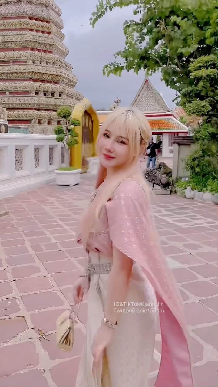 泥泥林のインスタグラム：「旅遊中的台灣寶寶🇹🇼 Where are you from?  泰服意外的很高雅很好看😳 當下有股衝動想買一套回來🤣  Friday, August 26, 2022 at 17:14 📍 #泰國 #🇹🇭 #bangkok #watpho #temple」