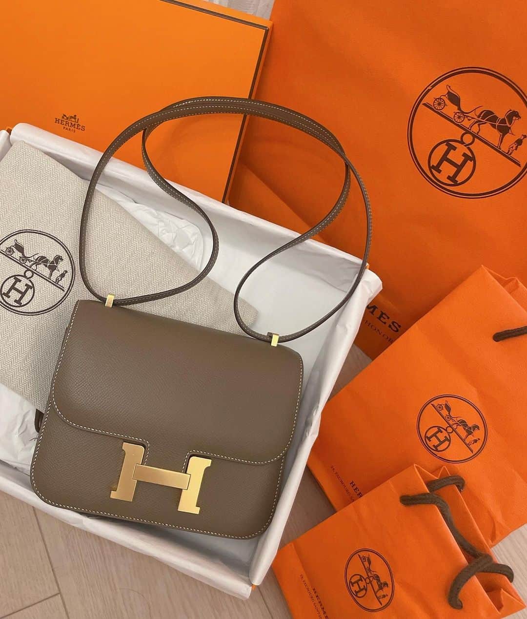 蘭子のインスタグラム：「コンスタンスミニゴールド金具💠 あんなにお店に入るのに緊張する場所ないよね🤣 大切に使おう💓🥲 . . . #コンスタンス#コンスタンスミニ#エルパト#エルメス#エルメス好きな人と繋がりたい#hermes#hermès#hermesbag#hermeslover#hermesconstance#hermesaddict」