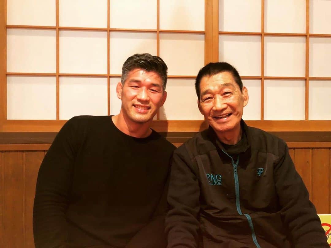 井上康生のインスタグラム：「ご報告  私たちの父であり、柔道の師である父・井上明が９月４日、宮崎市内で永眠いたしました（享年75）。 ここに生前のご厚誼に深く感謝し、謹んでお知らせ申し上げます。  通夜および告別式は、次男・井上智和を喪主として近親者にてすでに執り行いました。 何卒ご理解いただきますようお願い申し上げます。  父は柔道をこよなく愛し、特に我々兄弟は多くの愛情と情熱を持って指導を頂きました。今の自分達がいるのは、父の存在なくしてはありえませんでした。また、父は大変頑固であり、わがままでもありましたので、多くの方にご迷惑をおかけしたのではないかと心配しております。しかし、人情味溢れ、皆様から親しまれる性格も持ち合わせておりました。 我々はそんな父、師が大好きでしたし、心から尊敬しておりました。  そして、多くの素晴らしい皆様方に支えられ、父は本当に幸せ者だったと思います。  長年に渡り病気療養を続け、不屈の闘志で病魔と闘ってまいりましたが力尽きました。本当によく頑張ってくれたと思います。父らしく生き抜いた75年の人生でした。  生前、父がお世話になりましたすべての皆様に心より御礼を申し上げます。 このような形でのご報告になりましたことをご理解下さいますようお願い申し上げます。  2022年９月11日 井上智和 井上康生」