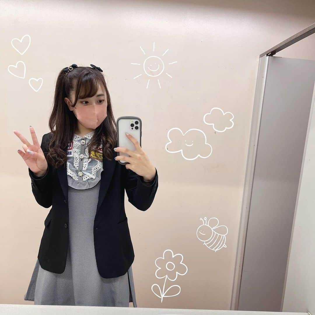 尾上萌楓のインスタグラム：「. . 誰もいない時トイレの鏡で写真撮りがち笑 . . Pリーグの時の衣装🎀 ( 寒くてジャケット着てるけど ) . . . #bs日テレ #pleague #ボーリング じゃなくて #ボウリング #pリーグ #女子大生 #プロボウラー #衣装 #自前 #ハーフツイン #量産型コーデ ？ #jpba #jd #bowling #볼링 #保龄球 #尾上萌楓」