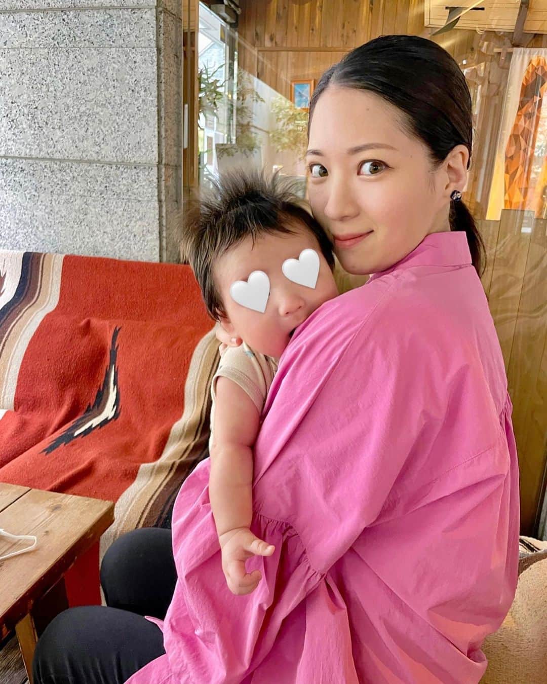 色紙千尋さんのインスタグラム写真 - (色紙千尋Instagram)「ご無沙汰しています！2ヶ月半あっという間に過ぎてしまいまして、母になって初めての感情を抱いたり、毎日楽しく子育てに奮闘しております！👶🏻 最近はよく笑うようになって表情豊かになったり、あーうーのおしゃべりやできる遊びが増えて、日々の変化や成長に感動…！ ただビッグベビーすぎて、母は腰痛と腱鞘炎寸前です😂 マイペースな更新になりますが、今後ともよろしくお願いします☺️🌱」9月12日 22時36分 - shikishi_chihiro