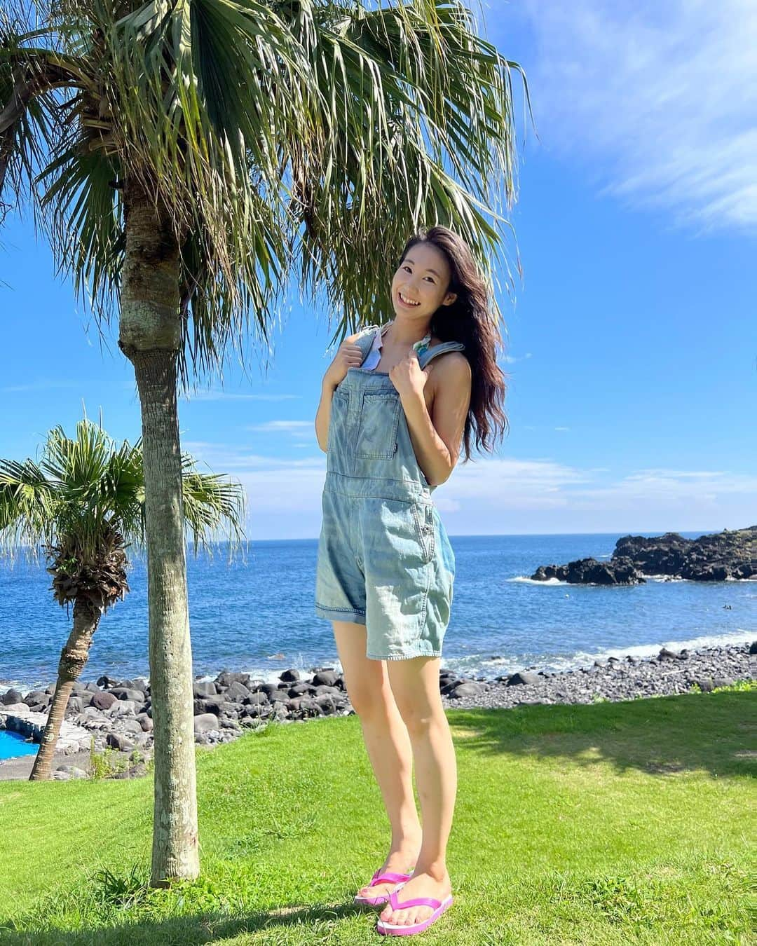 島津久美子のインスタグラム：「* 夏の余韻で☀️海に！ダイビングに！行ってきました🐠🌊🏝* 何だかんだでライセンス取ってから全く潜れていなくて、出産もあったので約2年半ぶり🐬* かなり身体は鈍っていましたが、やはり海は最高でした😆☀️‼︎‼︎ * #ダイビング #海 #スキューバダイビング #海好き女子 #ダイビング女子 #海コーデ #ほぼすっぴん失礼 #サロペット #gstarraw #ジースターロウ #島草履 #しまぞうり #女子アナ #女子アナコーデ #ママアナウンサー #キリンミノカサゴ #海の中 #伊豆の海 #ダイビング初心者 #夏が好き #周りのサポートに感謝 #diving #sea #ilovesummer #seaside #iop」