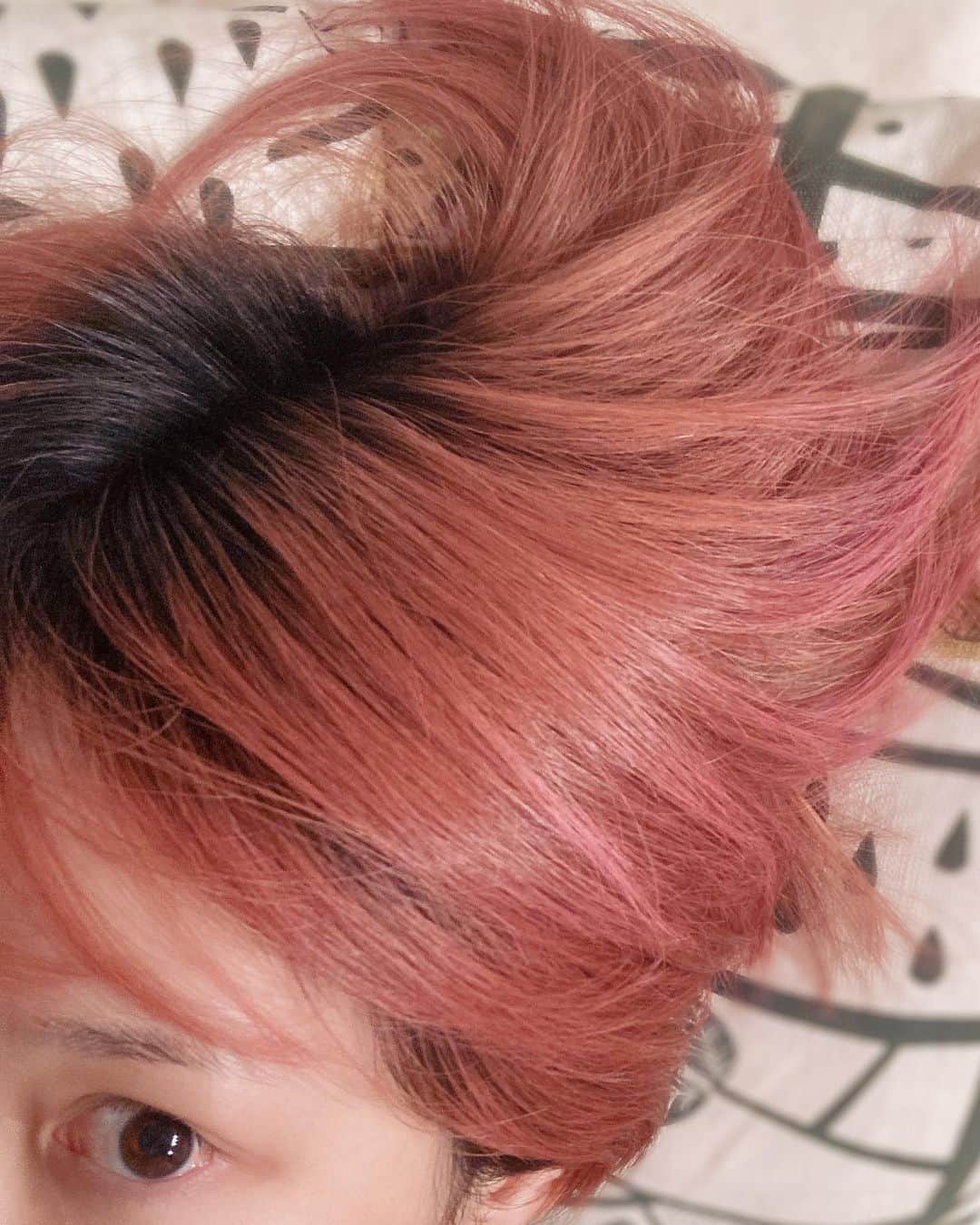 芹川有里のインスタグラム：「そろそろ髪染めなきゃな、、、、、w 何色にしよう☺️ . #ショートハット #ヘアカラー #激しいプリン #ナチュラルにグラデーション」