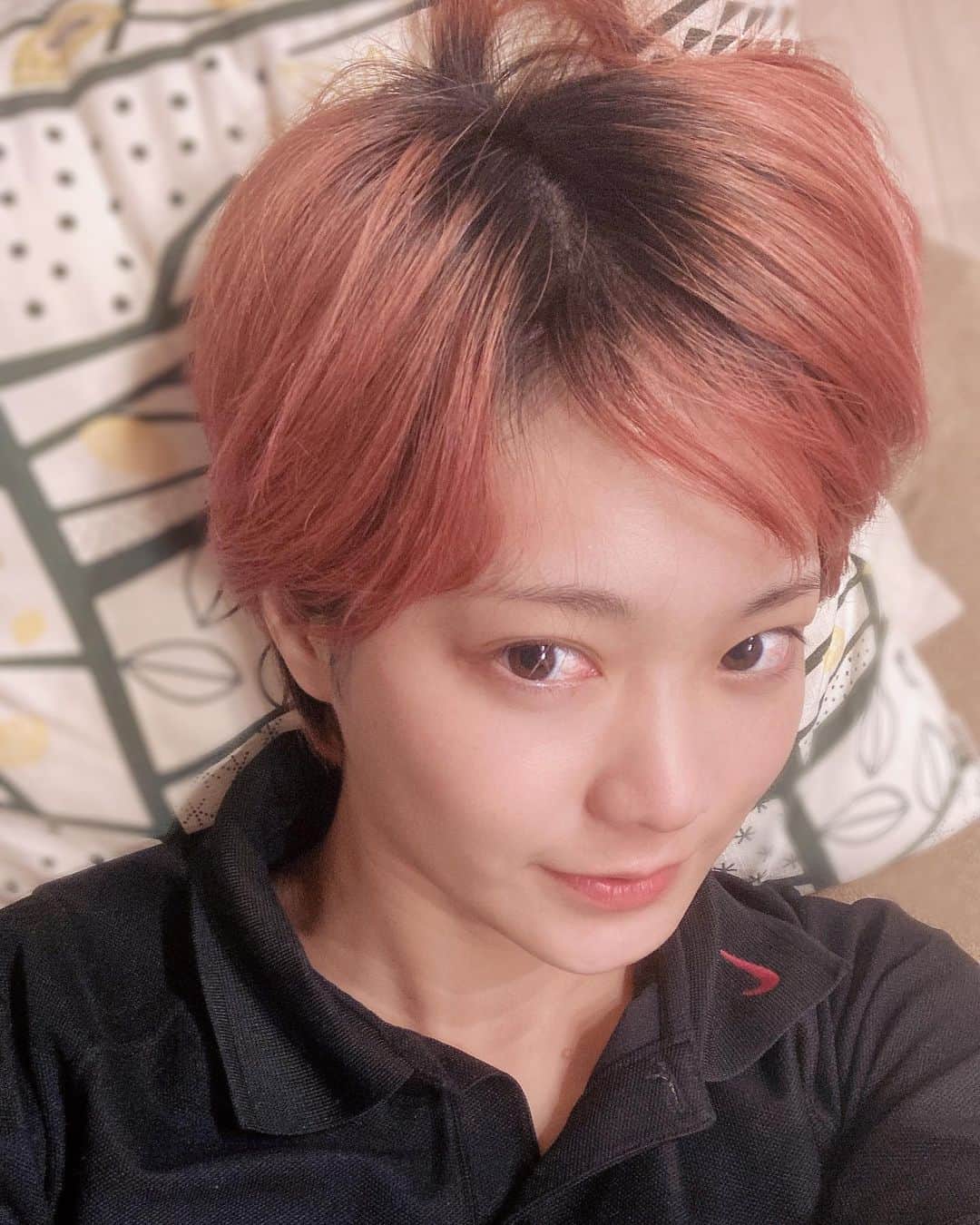 芹川有里さんのインスタグラム写真 - (芹川有里Instagram)「そろそろ髪染めなきゃな、、、、、w 何色にしよう☺️ . #ショートハット #ヘアカラー #激しいプリン #ナチュラルにグラデーション」9月12日 22時41分 - seri53