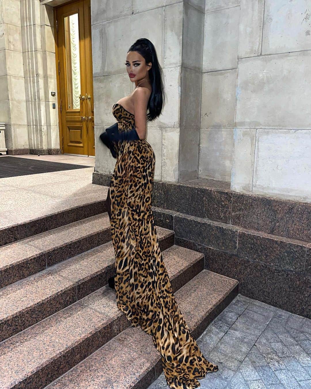 Nita Kuzminaのインスタグラム：「(листайте) Шикарное платье лео от @body_____fitstylee 🐆 По-королевски, как я люблю!  Как мне идёт дикий принт.. Ахххх… 🐾🐾 P.S. У девочек огромный выбор эксклюзивных sexy нарядов🔝」