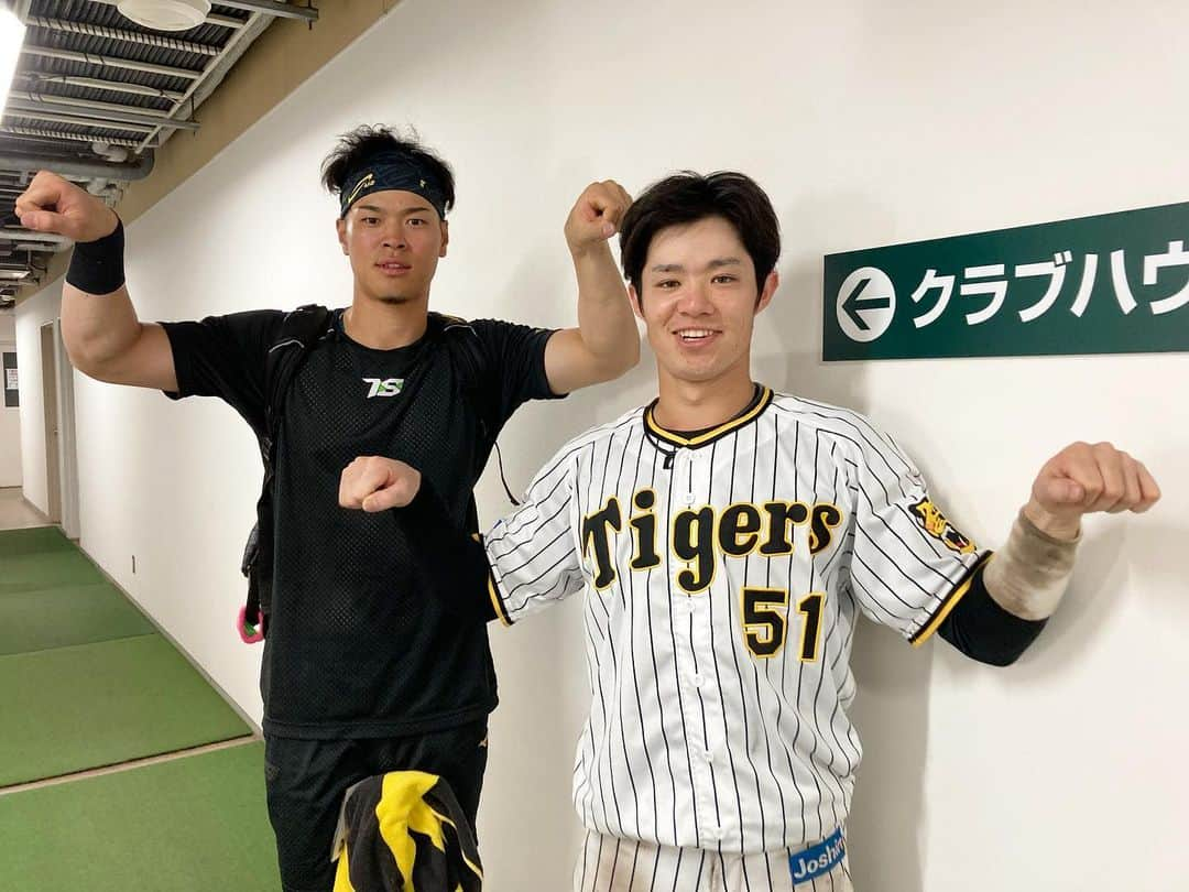 阪神タイガースさんのインスタグラム写真 - (阪神タイガースInstagram)「3安打猛打賞の中野選手と、貴重な追加点となるタイムリーを打った佐藤輝明選手！ #中野拓夢 選手 #佐藤輝明 選手 井上ヘッド仕込みの#ピンキーガッツ #阪神タイガース  #イチにカケル！」9月12日 23時18分 - hanshintigers_official