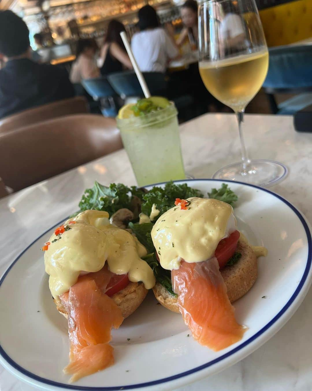 永山飛鳥のインスタグラム：「ママとランチ🍴 最近ママに似てると言われる🥺 家にいる時の後ろ姿も似てるらしい😂  小さい時はパパ似と言われてたような気がする。」