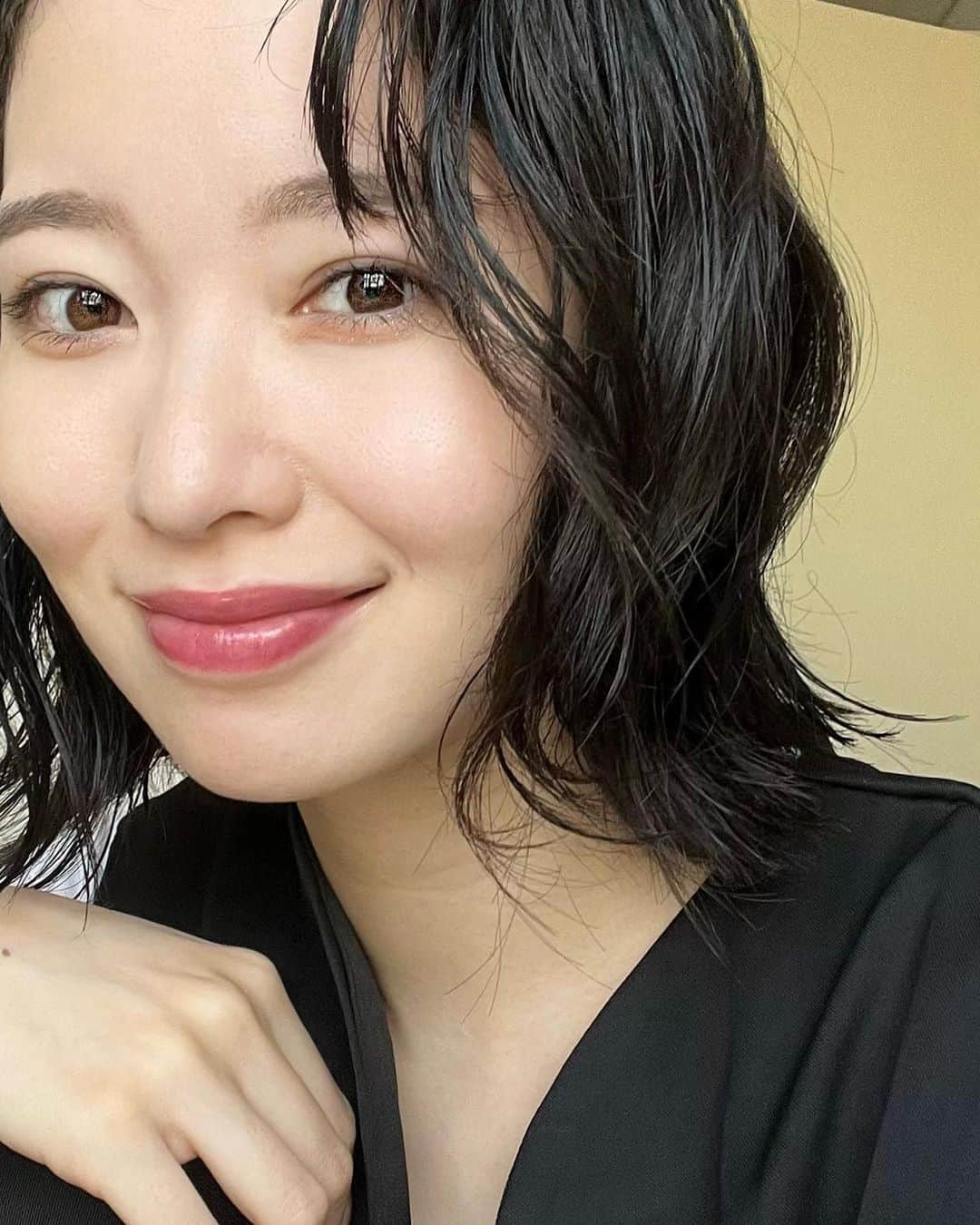 友寄蓮のインスタグラム：「だいぶ前だけど髪をちょこっと切りました✂︎  滅多に化粧もしないので時差投稿に🥱  産後の抜け毛が気になるのと、赤ちゃんがいてのヘアケアは難しくて… ご自愛できる長さにしてみました🧏‍♀️🤍  カットはお馴染みの #hus武蔵小金井  @hello_hus0901 松本さん！  わたしは髪が日焼けしやすくて、地毛だと疲れてるように見えてしまうのでブルー系ブラックに染めてもらっています。❤️‍🔥  濡らしてオイルつけただけの適当癖毛セットなんだけども🙄、カット上手いからそれっぽくて有り難や〜〜！！  それにしても、産後の抜け毛はいつ終わるんだ〜〜！こんなに抜けるなんて聞いてない！！生え際がほんとうにヤバくて、前髪スッカスカなので誤魔化してます（笑）  #武蔵小金井美容室 #武蔵小金井」