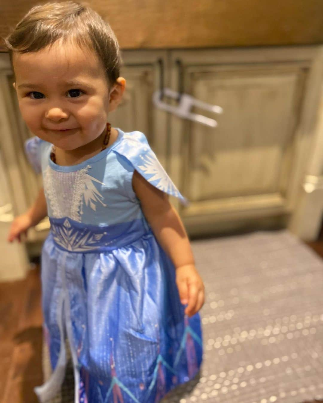 アマンダ・エボラさんのインスタグラム写真 - (アマンダ・エボラInstagram)「Just like her favorite Disney movies, Leia Rae celebrated her 1️⃣st birthday with two big parties: Frozen I in Texas and Frozen II in Michigan.   Leia, you brighten the days of everyone around you.  God’s greatest gift to me, I wish you a lifetime of wonder, laughter, and happiness.   Thank you to all who has showered our baby with love ❤️」9月13日 0時45分 - acevora84