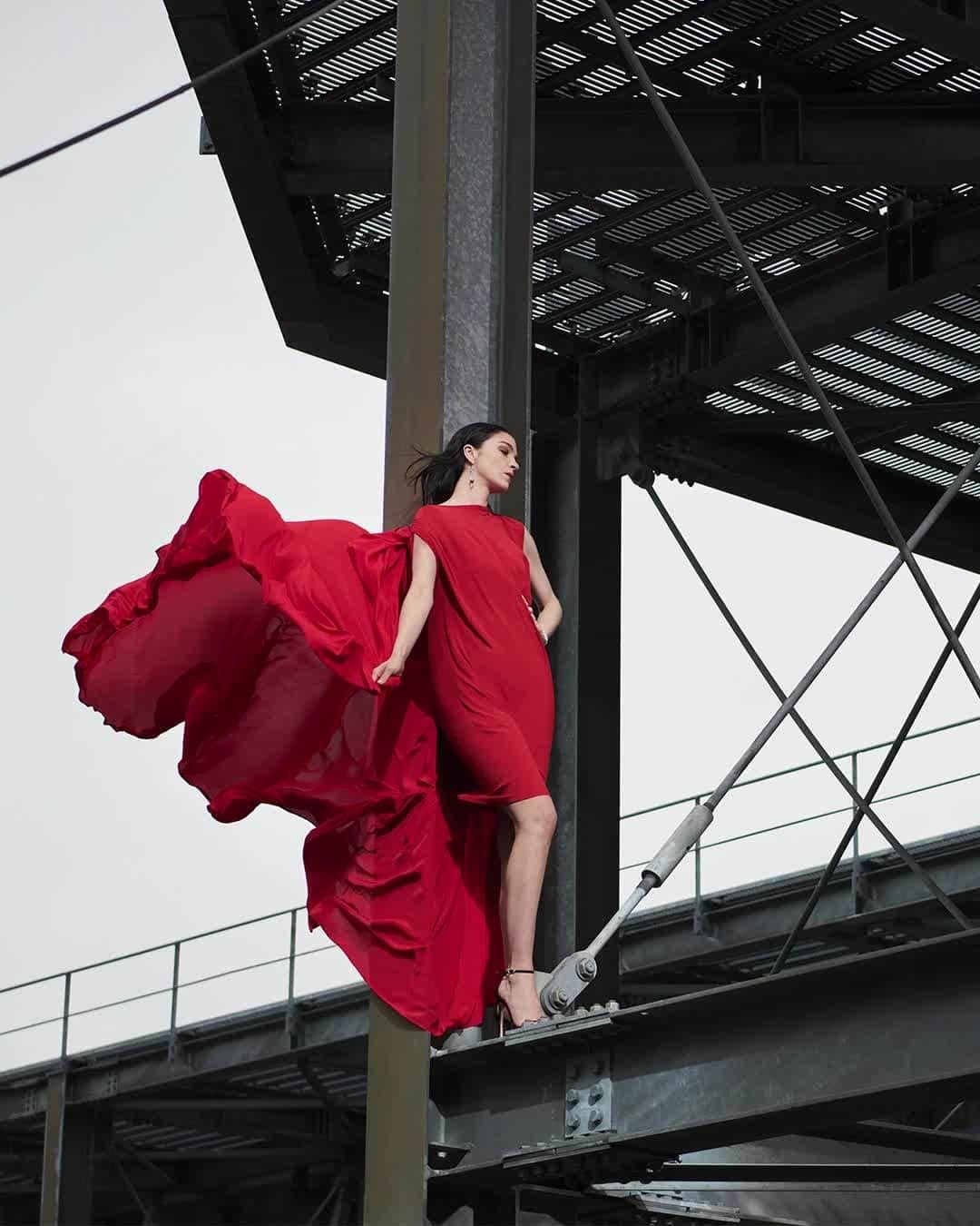 カルティエのインスタグラム：「Figurative, graphic, wild, the Panthère renews herself endlessly in new collections, but those who carry her spirit always recognize one another. #PanthèredeCartier #Pantheromania」