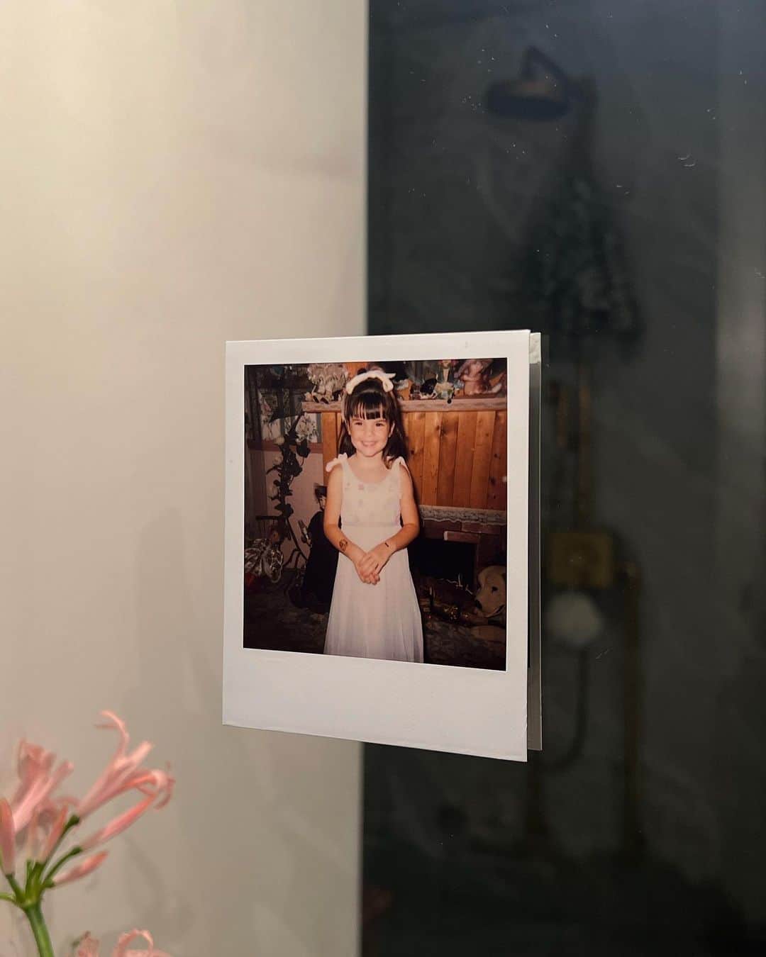 ケンダル・ジェンナーのインスタグラム：「hiii if you’ve watched my interview with @jayshetty then you know what this picture of my younger self pasted on my bathroom mirror is there for :)  self love is so important tap into your highest self!  sending love ❤️」