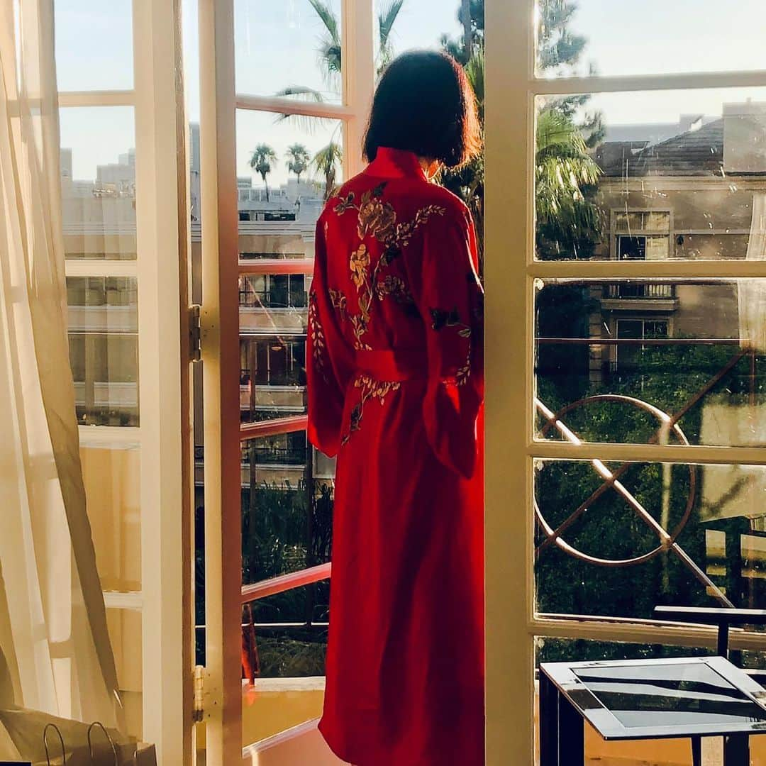 チェリーン・ダビスのインスタグラム：「Enjoying a calm LA moment before the storm. Thank you @natori for this incredibly beautiful and luxurious silk robe. Way to make a girl feel pampered on the big day. 🙏🏽  #emmys #emmyawards #styledbyengiestyle #styledbyengie #womendirectors #femaledirector」