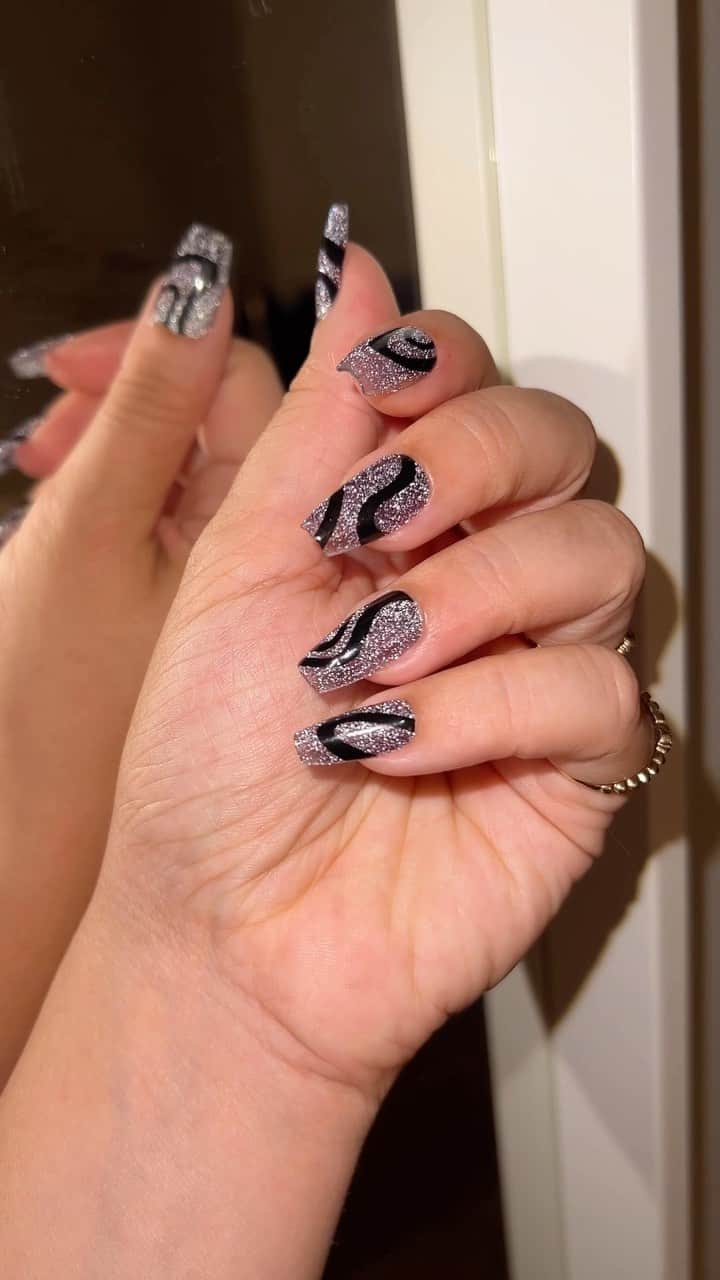 Soniaのインスタグラム：「Black on Black🖤✨ NEW at Signet: Meet Strobe Light. You guys know the reflective glitter obsession is real, so proud of the finish quality and sparkle on these🥹 - #fallnails #fallnailinspo #swirlnails #glitternails #nailvideos」