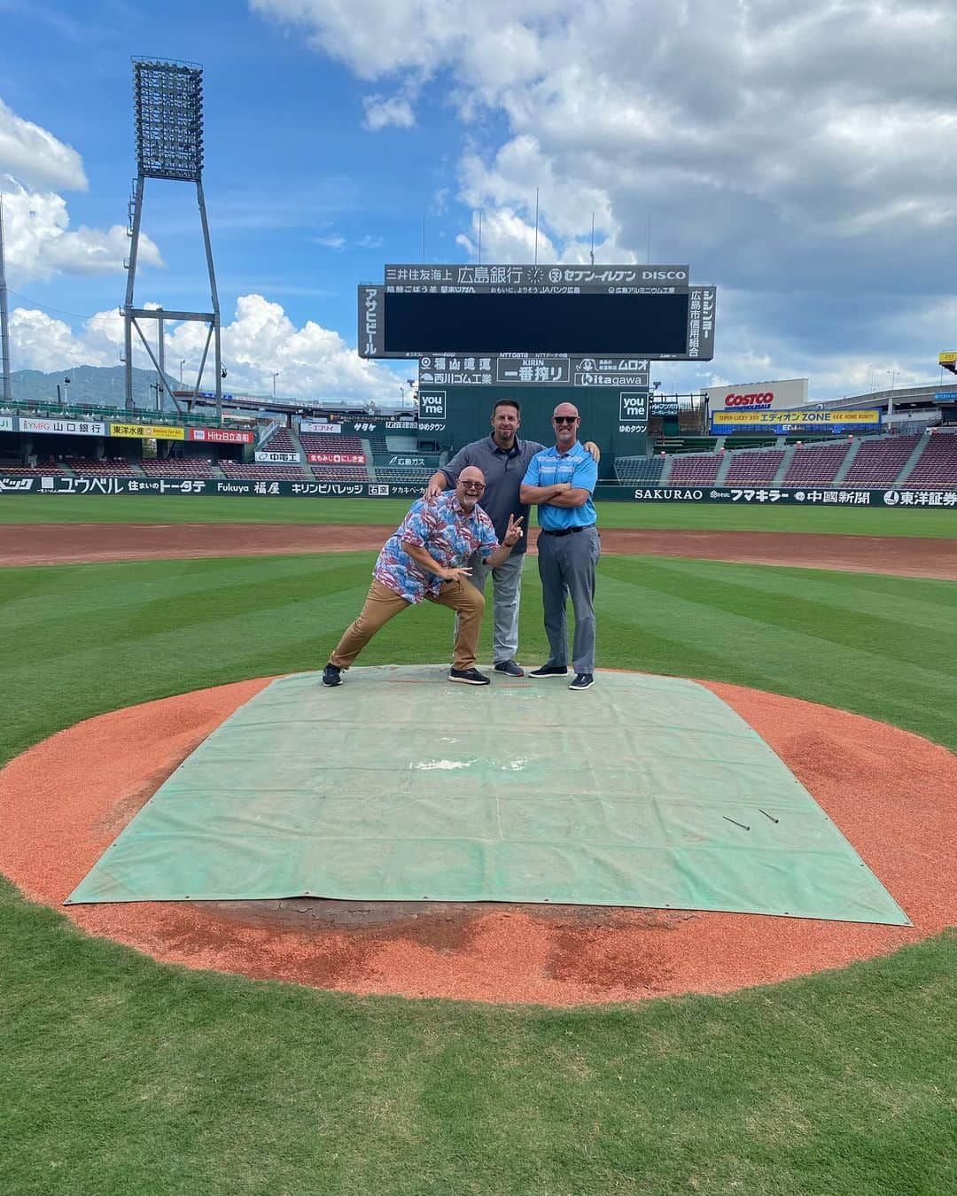 ブラッド・エルドレッドのインスタグラム：「Great day back at the ballyard with the fellas! #beentoolong #hiroshima #carp55 #carp90 #carp45 #baseballscouts」