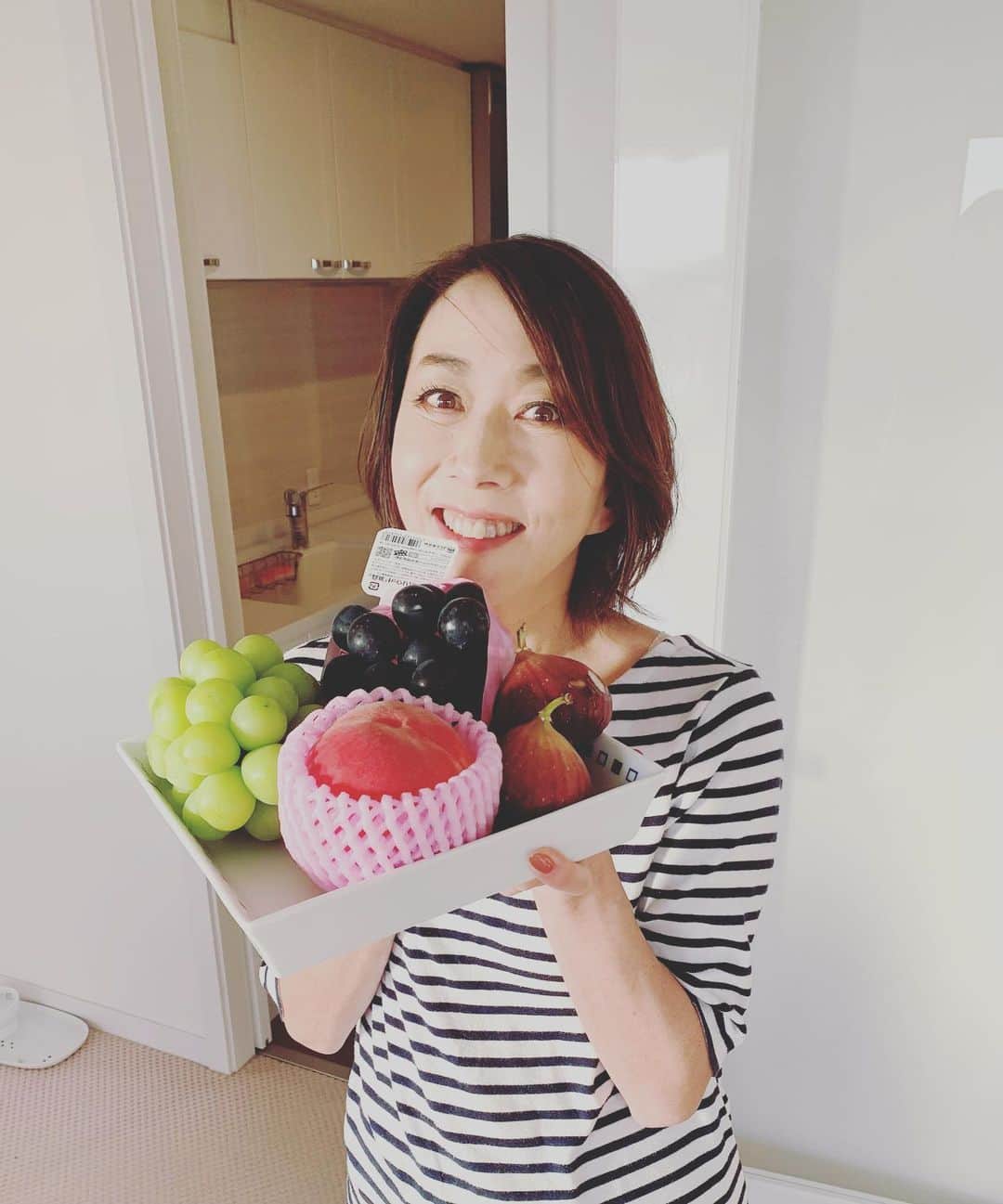 のインスタグラム：「立派なブドウを頂きました🍇  夏から秋、果物が美味しい季節ですね。中でもブドウ好きなので朝から気分あがってまーす🔆  皆さまも素敵な一日を❣️  #おはようございます  #フルーツ  #果物  #ブドウ #秋 #夏の名残り」