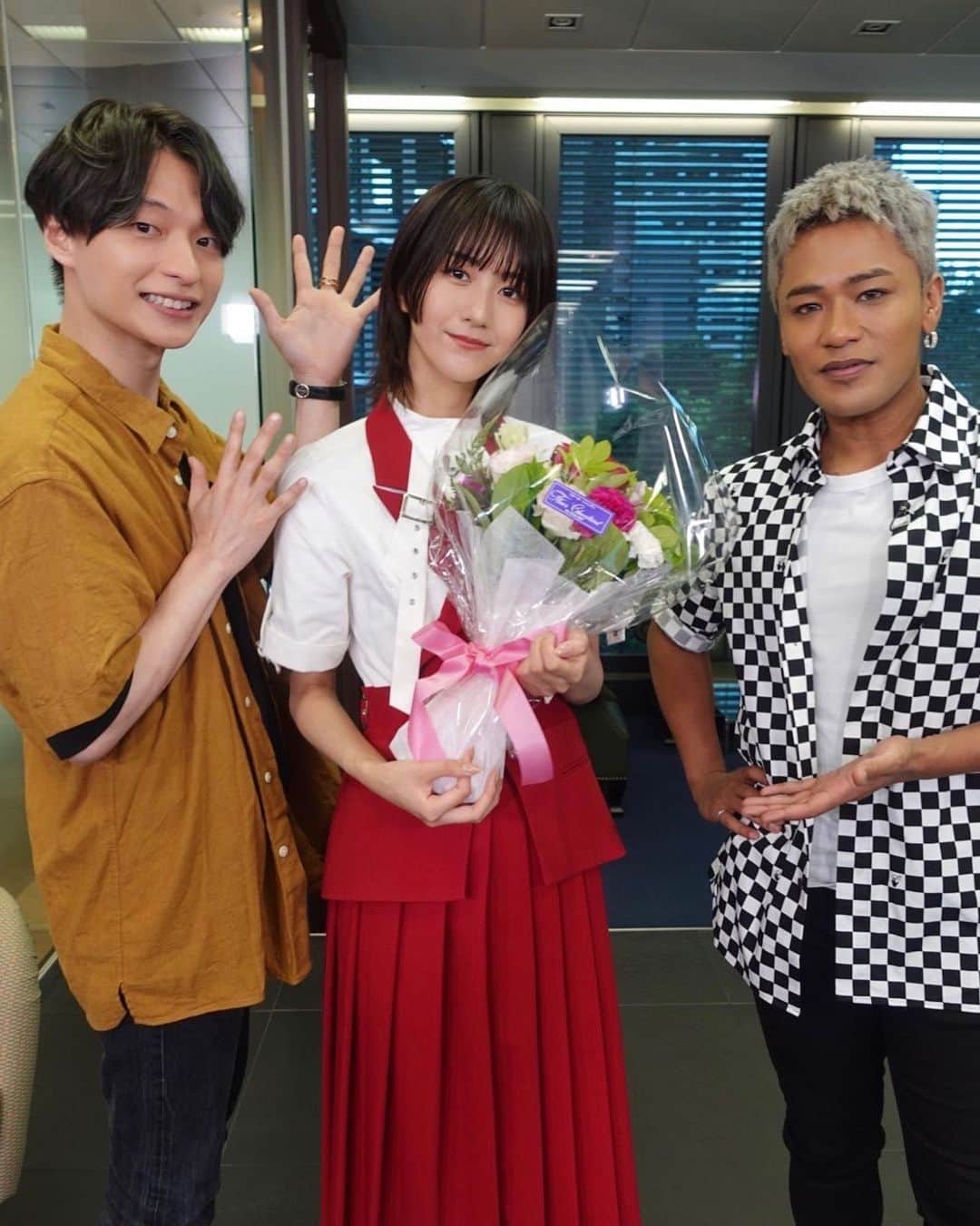 AKIのインスタグラム：「昨夜、オンエアで発表ありましたが、約2年間一緒にレギュラーだった土生ちゃんが卒業。悲しい。  現場の空気をユーモアと美で、華やかに変える一輪の花でした。またご一緒できますように!! @e_elements20」