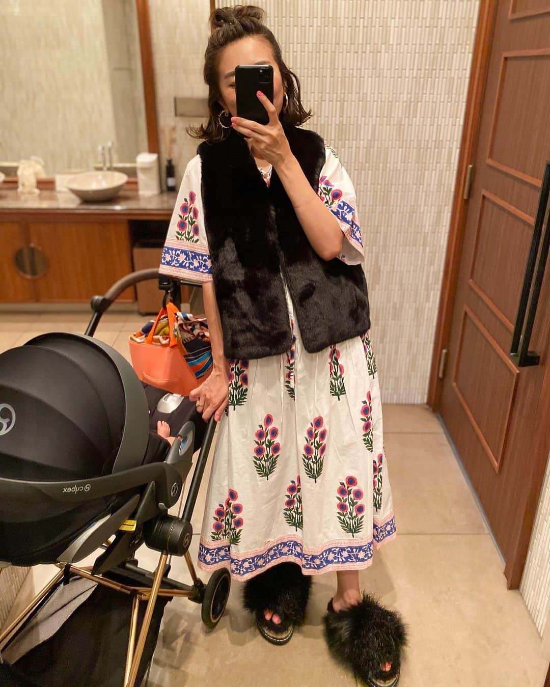 Mai Wakimizuのインスタグラム：「トルソーが着ていて一目惚れしたボヘミアンなワンピース♡その子がまさにこんな感じでファーアイテムを合わせていて、私も早速真似っこ＼(^o^)／ただ、今週またまた真夏の気温で暑過ぎた。笑 #wakkinstyle#ootd#coordinate gilet:#linkable @linkable_official(今週15日まで予約販売中)」