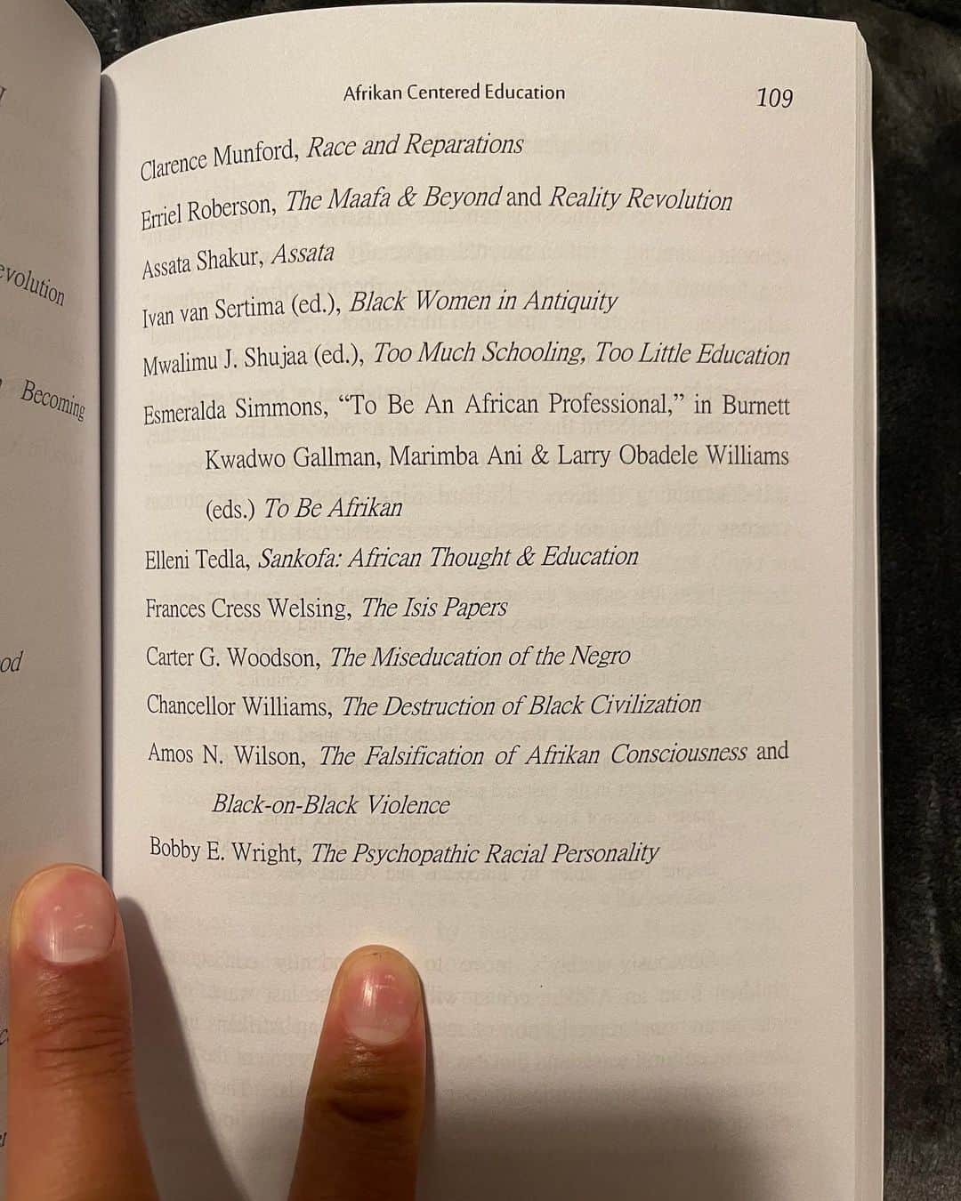 カイリー・アービングさんのインスタグラム写真 - (カイリー・アービングInstagram)「Some Generational Authors that shift consciousness positively. The truth is out there and it’s OURS ♾🤞🏾A11Even Thank you for this brother @bryceaiken」9月13日 9時43分 - kyrieirving