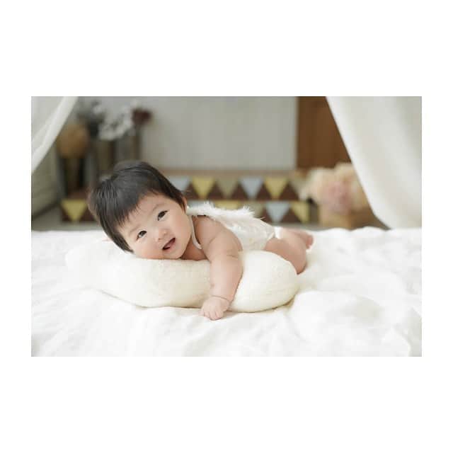 土岐麻梨子のインスタグラム：「⑅ ⑅ 先日100日を迎えたお祝いにスタジオで撮影をしました♡ 　 スタジオデビューは @lavie_enfant さん！！！ 　 こちらは @laviefactory さんのこども専用スタジオで、 柚希が生まれる前にスタジオデビューの場所を 探していた時に出会いました♡ 私たちはコロナ禍に結婚したため、 まだ結婚式を挙げられていませんが、 写真だけは残したいという話になり、 その時にお願いしたのが、 @laviefactory さんでした！ 　 素敵なご縁のある場所で、 柚希のスタジオデビューができて、 私たちもとても幸せでした♡ 　 私たちにとって、天使のような存在の柚希に天使の羽が…♡ タミータイムを始めて2日目でしたが、 がんばってくれました！ 2枚目の後ろ姿もお気に入りで、 こちらは私の待ち受けになっています♡ 　 しばらくこのような投稿が続くかと思いますが、 よろしかったら、お付き合いください♡ ⑅ ⑅ #100日祝い #スタジオデビュー  #フォトスタジオ  #ラヴィアンファン #ラヴィファクトリー #アトレ竹芝  #2022年ベイビー #令和4年ベイビー #5月生まれベイビー  #女の子ママ  #親バカ部 #ベビスタグラム #ママスタグラム #生まれてきてくれてありがとう」
