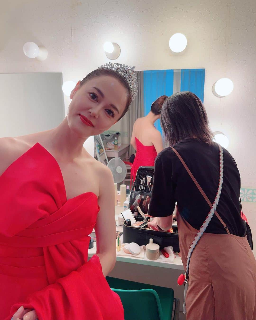 のインスタグラム：「お仕事中のオフショット！  久々の赤ロングドレスです！ 事務所社長の仲良し @dressworldtokyo さんのドレスです。 以前にもこちらのドレスきましたが… 全て素敵！ いつもありがとうございます！  全身写真も皆様に見て頂きたいので、 解禁されましたら、アップいたします。  いつも応援ありがとうございます！  #小田茜 #女優小田茜 #美容 #ティアラ #ドレススタイル #赤ドレス #フォーミックスグループ #たまはだ #撮影」