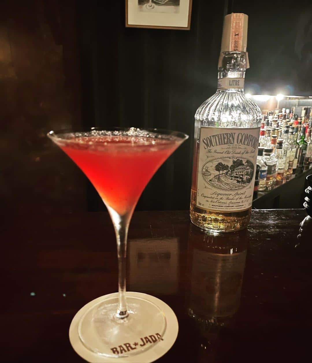 麻生あくらのインスタグラム：「Tomorrow is another day🥀  Cocktail “Scarlet O’hara”🍸　　  ジャニスジョップリンが愛した Old southern comfort✨で。  明日はAll that jazz♪ 2回目の放送です。是非聴いてください📻♬  エフエム大阪　20時から InterFM 20時半から 番組HPから お便りもお待ちしてます😘  #barlover  #jazzlover #明日は明日の風が吹く #tomorrowisanotherday  #allthatjazz♪ #お便り嬉しい #ラジオネーム楽しい #曽田あくら」