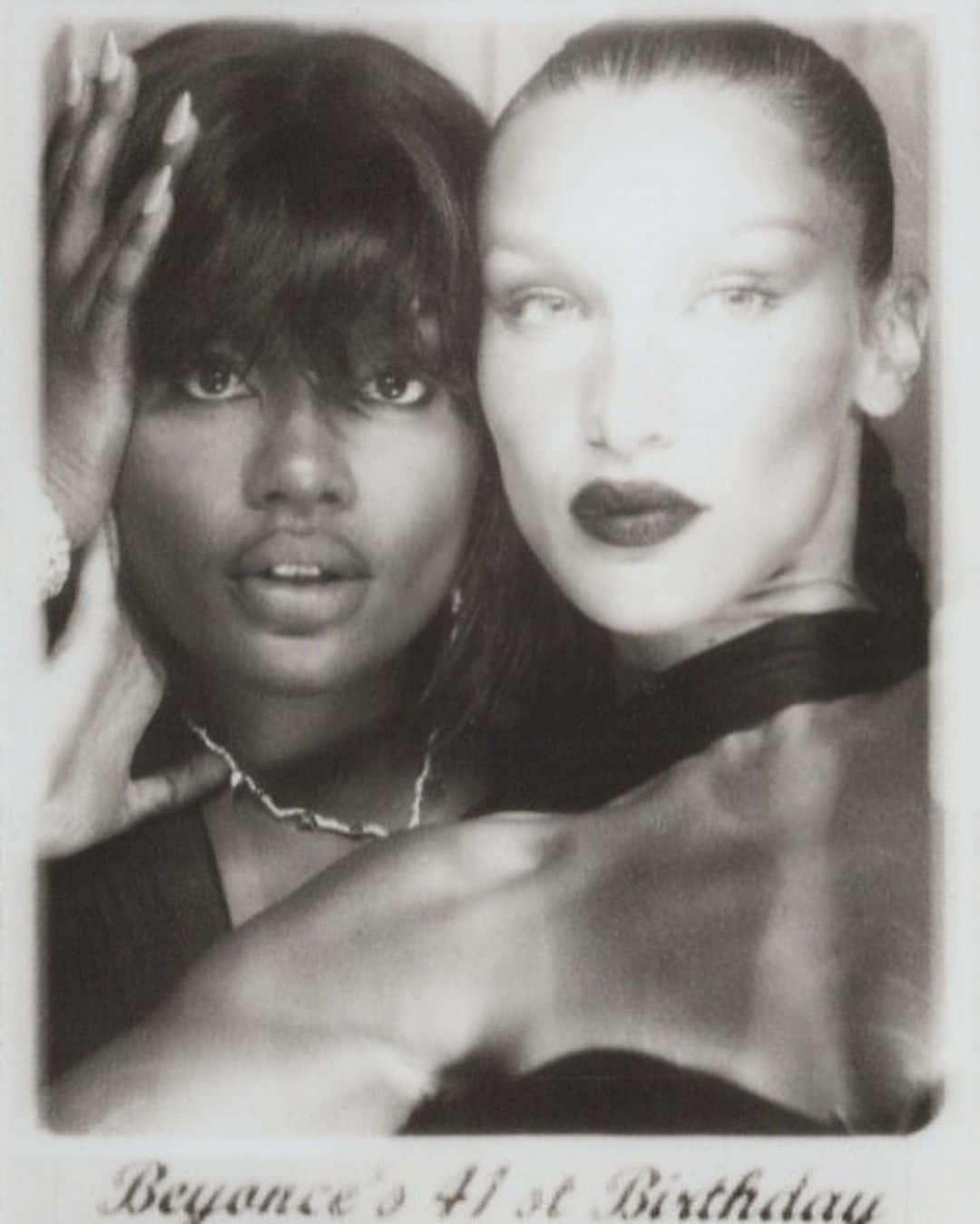ベラ・ハディッドのインスタグラム：「Me & MyPrecious Lee 🎥🐝」