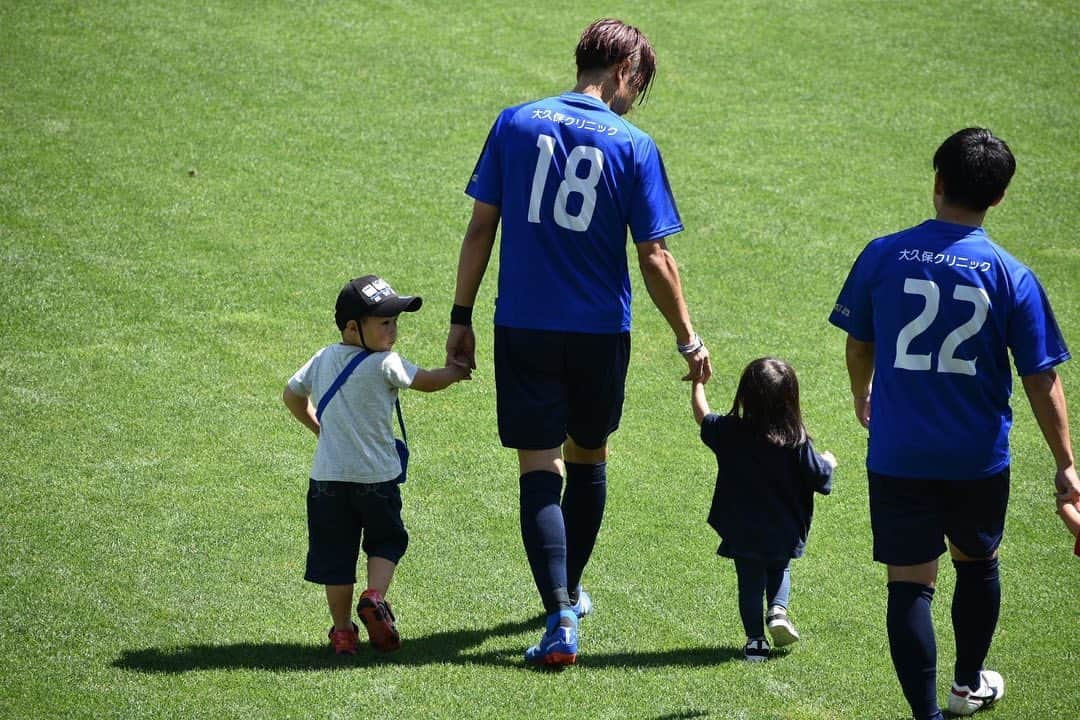 高崎寛之さんのインスタグラム写真 - (高崎寛之Instagram)「ただいまアルウィン。 日曜日は沢山のファン、サポーターのみんなの前で勝つ事ができて良かった！ おかげで2ゴールも決める事ができました。 1点目決めた後、誰も居ないゴール裏に無意識で思いっきりガッツポーズしてました。 そりゃアルウィンで1番点取ってればそうなりますよね。リーグ戦も後1試合。 勝てば北信越１部リーグに昇格できます。 引き続き応援よろしくお願いします。」9月13日 11時47分 - hiro0317